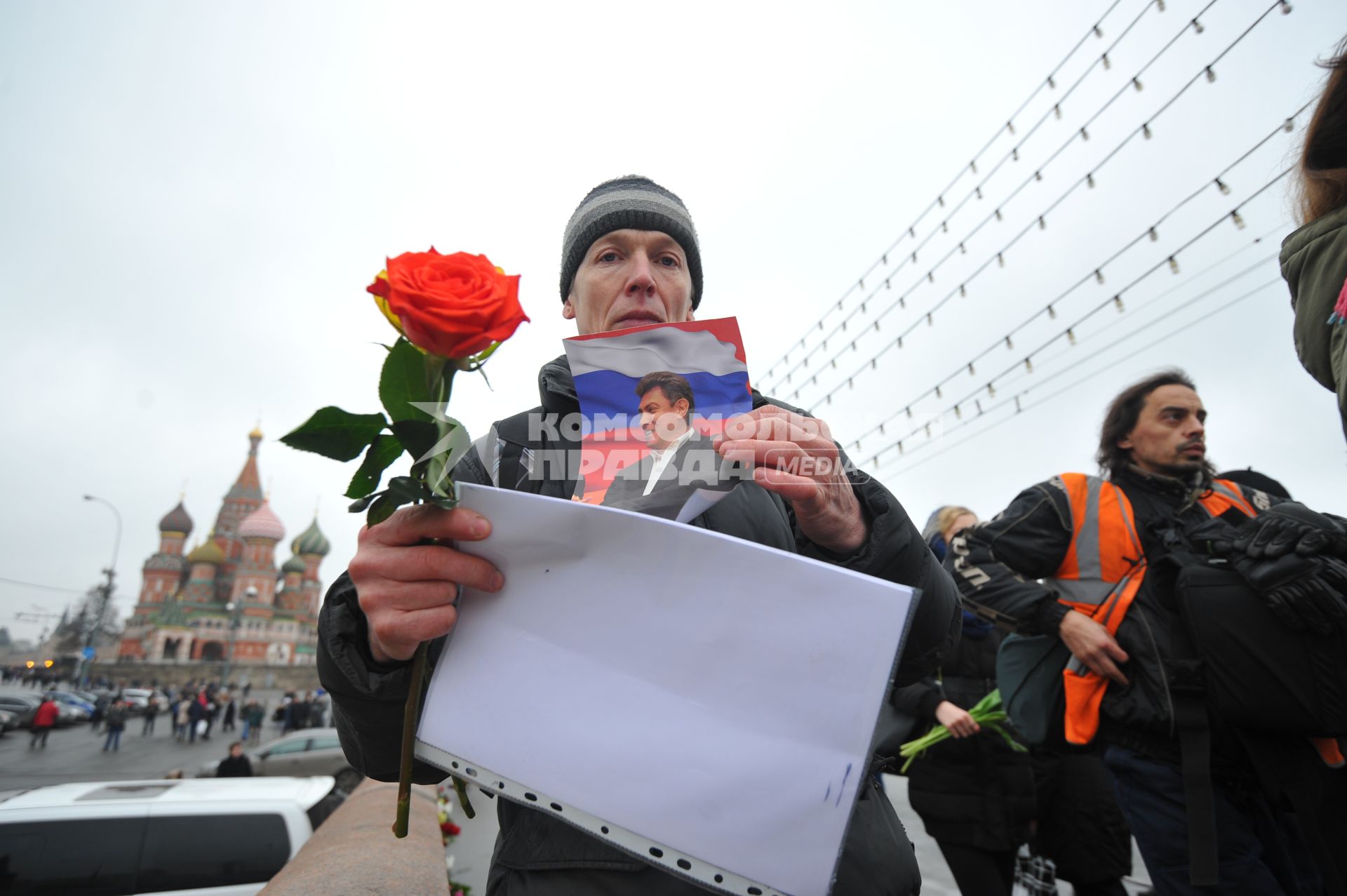 Возложение цветов на месте убийства политика Бориса Немцова, который был застрелен в Москве на Большом Москворецком мосту в ночь с 27-го на 28-е февраля 2015 г.