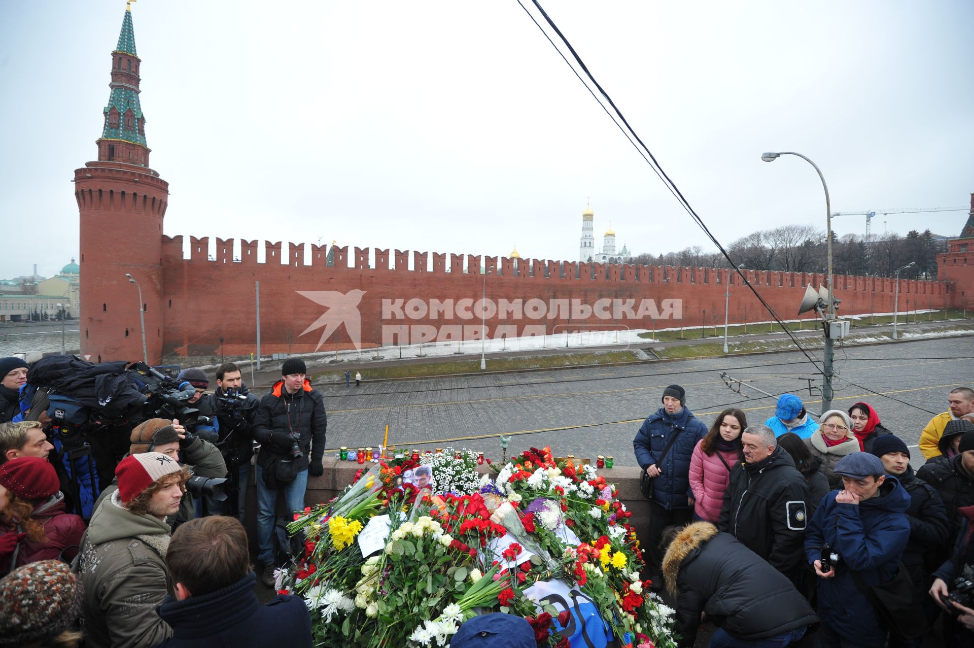 Цветы на месте убийства политика Бориса Немцова, который был застрелен в Москве на Большом Москворецком мосту в ночь с 27-го на 28-е февраля 2015 г.