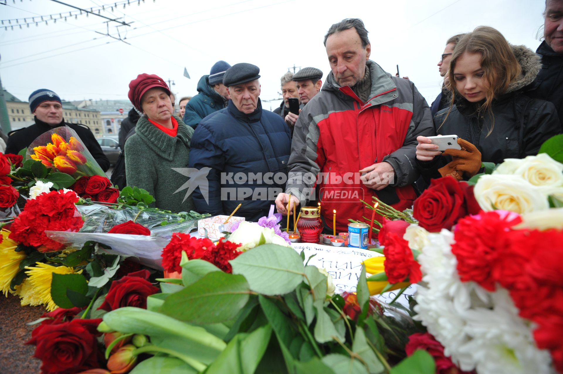 Цветы на месте убийства политика Бориса Немцова, который был застрелен в Москве на Большом Москворецком мосту в ночь с 27-го на 28-е февраля 2015 г.