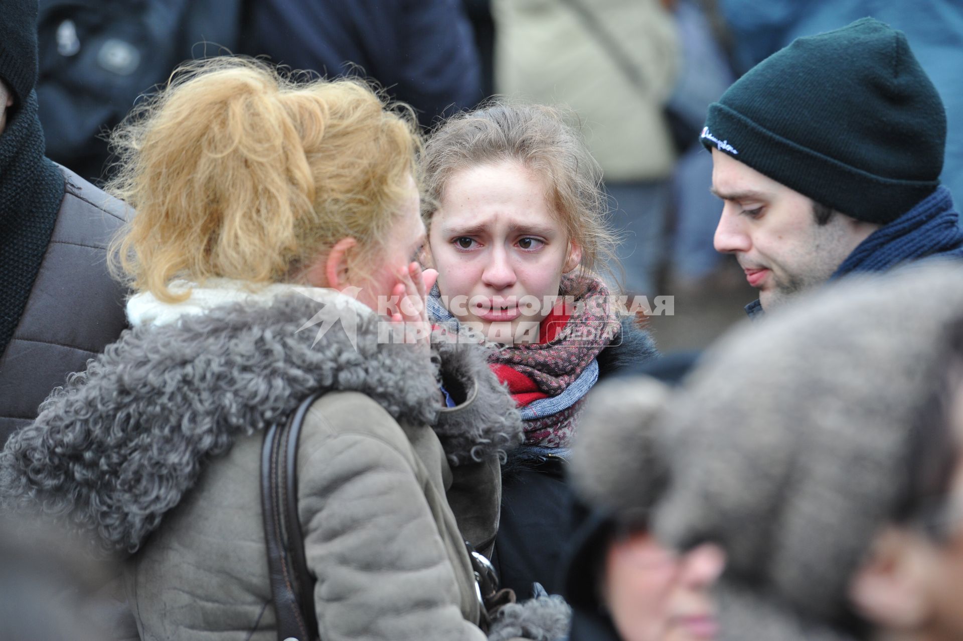 Люди на месте убийства политика Бориса Немцова, который был застрелен в Москве на Большом Москворецком мосту в ночь с 27-го на 28-е февраля 2015 г.