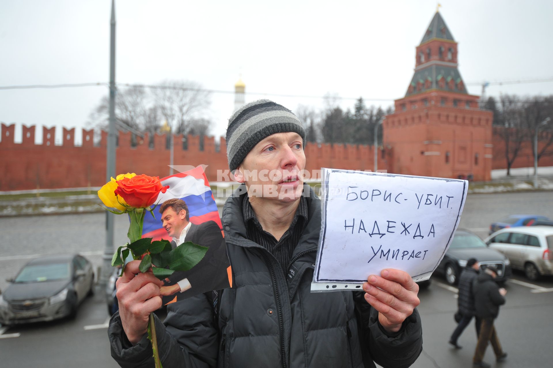 Возложение цветов на месте убийства политика Бориса Немцова, который был застрелен в Москве на Большом Москворецком мосту в ночь с 27-го на 28-е февраля 2015 г.