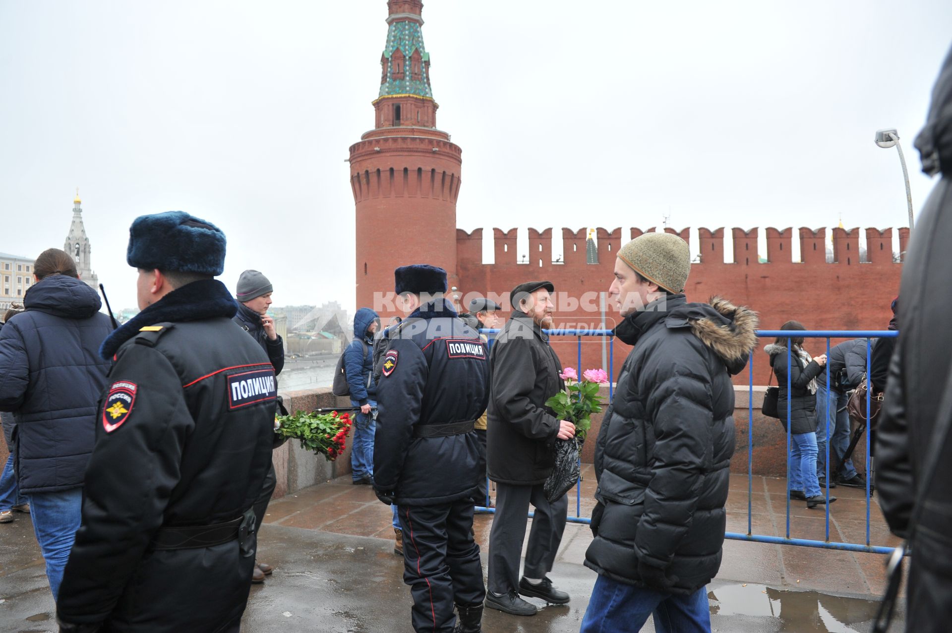 Возложение цветов на месте убийства политика Бориса Немцова, который был застрелен в Москве на Большом Москворецком мосту в ночь с 27-го на 28-е февраля 2015 г.