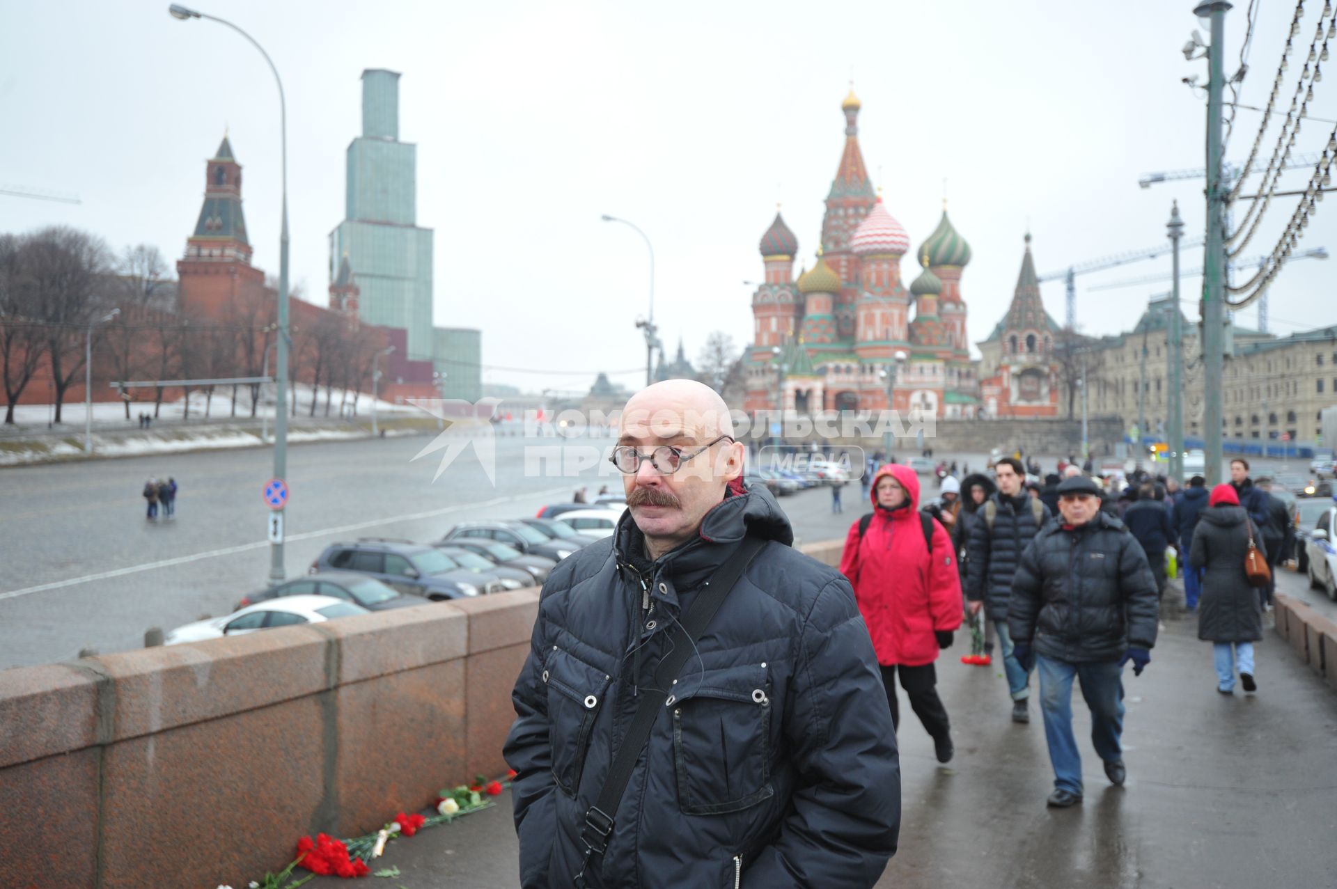 Писатель и карикатурист Андрей Бильжо во время возложения цветов на месте убийства политика Бориса Немцова, который был застрелен в Москве на Большом Москворецком мосту в ночь с 27-го на 28-е февраля 2015 г.