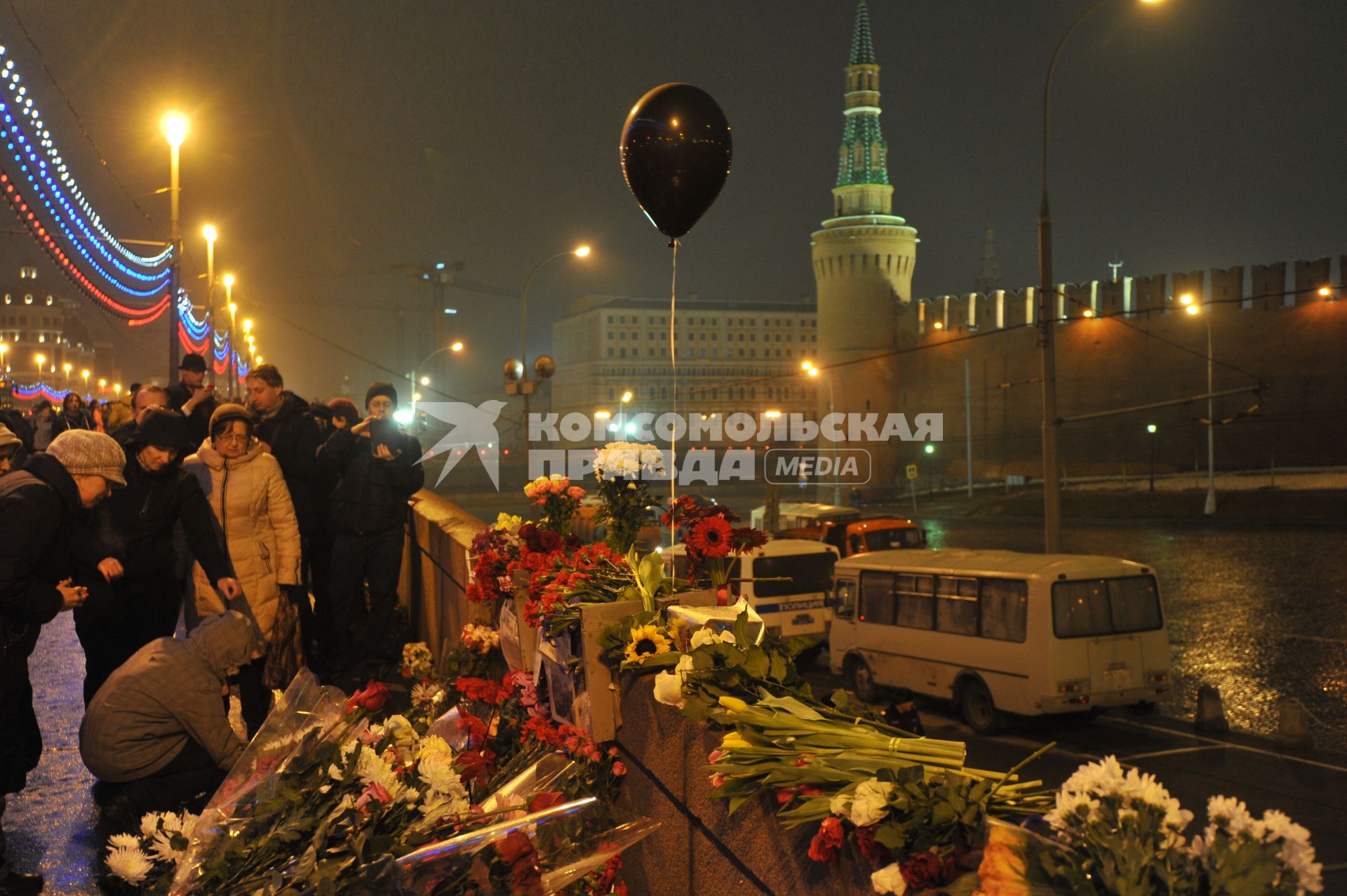 Цветы на месте убийства политика Бориса Немцова, который был застрелен в Москве на Большом Москворецком мосту в ночь с 27-го на 28-е февраля 2015 г.