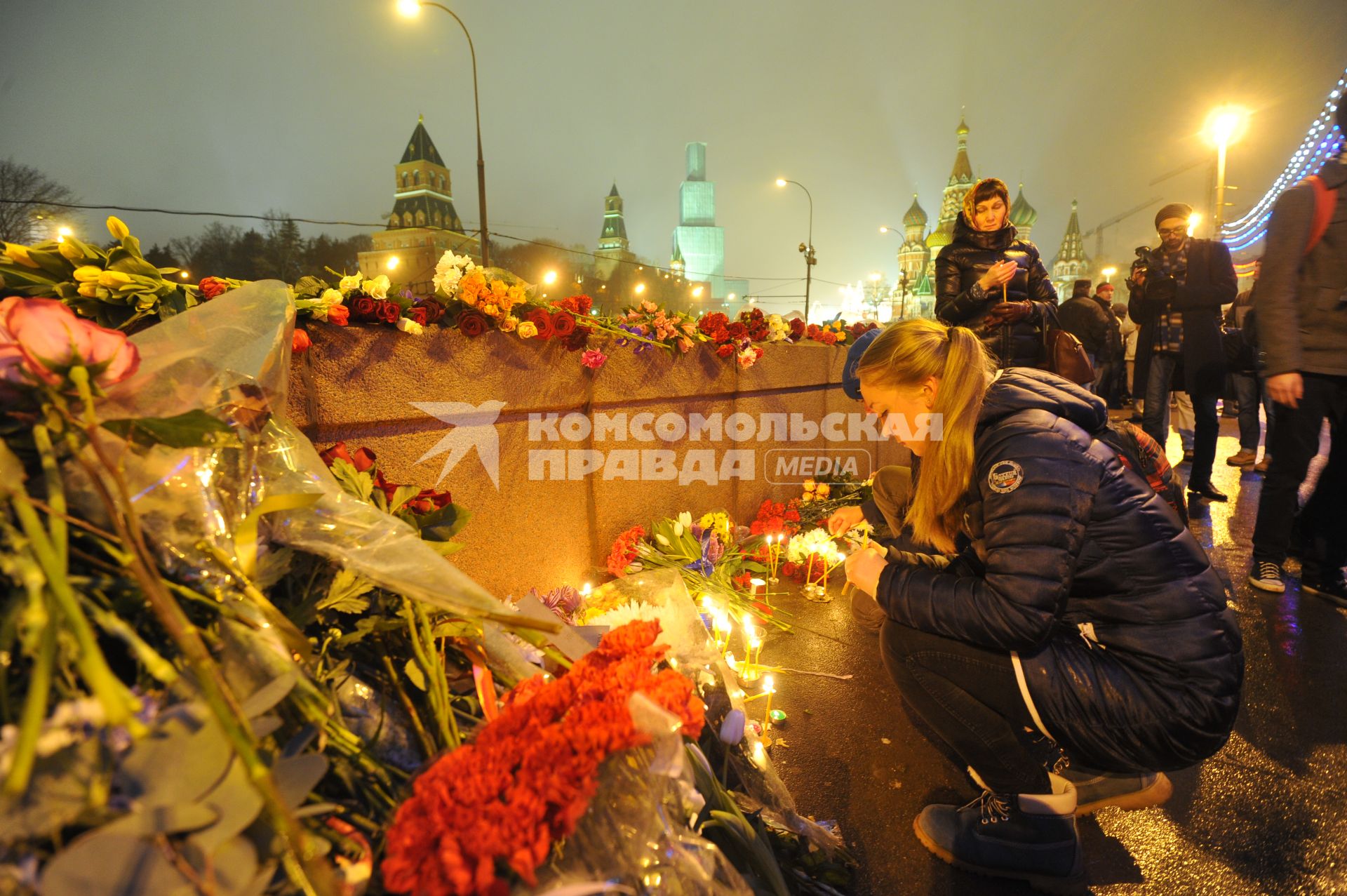 Цветы на месте убийства политика Бориса Немцова, который был застрелен в Москве на Большом Москворецком мосту в ночь с 27-го на 28-е февраля 2015 г.