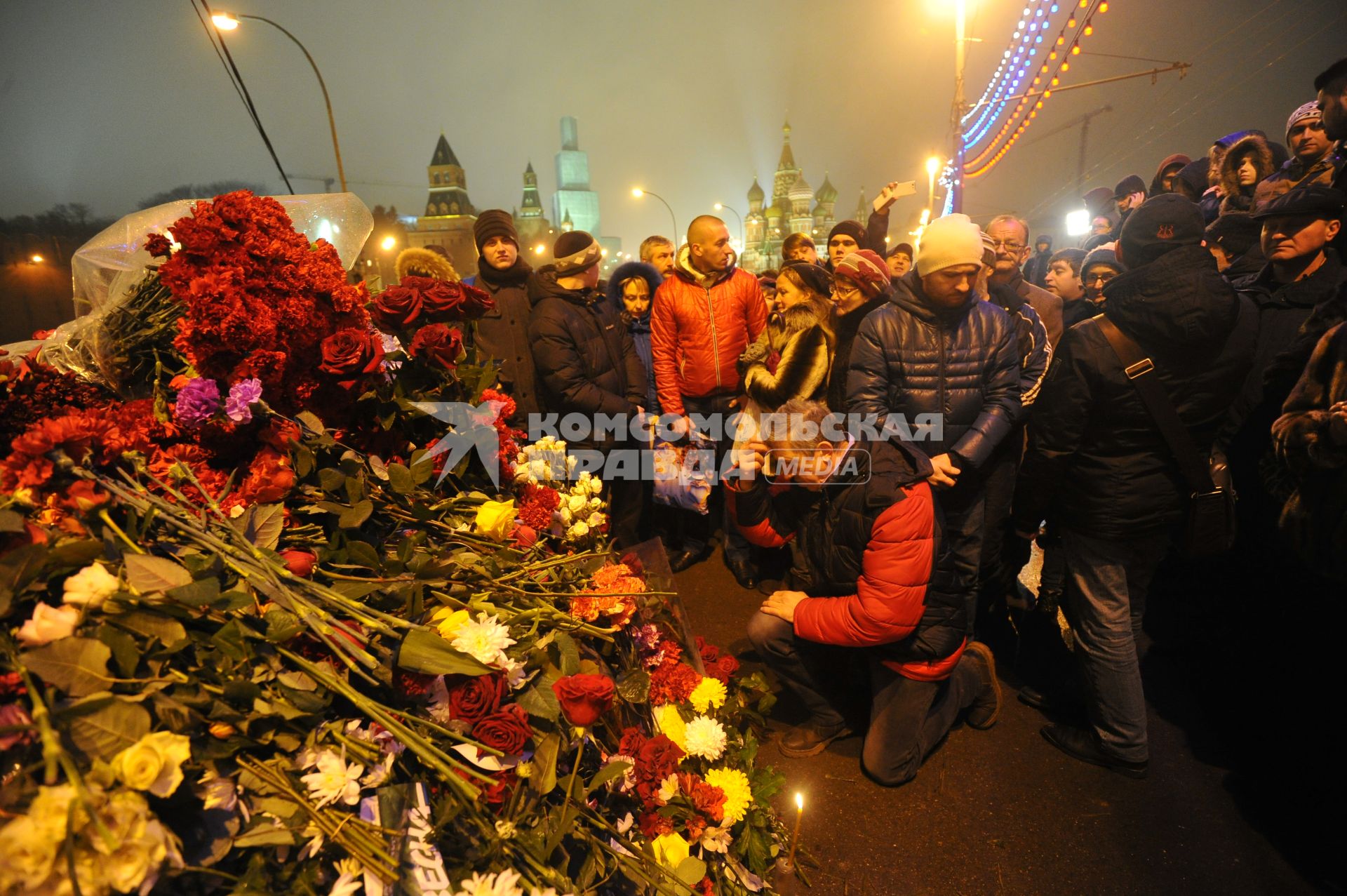 Цветы на месте убийства политика Бориса Немцова, который был застрелен в Москве на Большом Москворецком мосту в ночь с 27-го на 28-е февраля 2015 г.