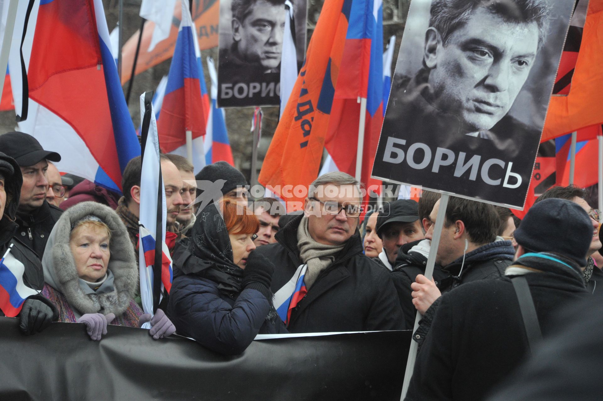 Сопредседатель партии РПР-ПАРНАС Михаил Касьянов с супругой Ириной (в центре) на марше памяти Бориса Немцова в Москве.