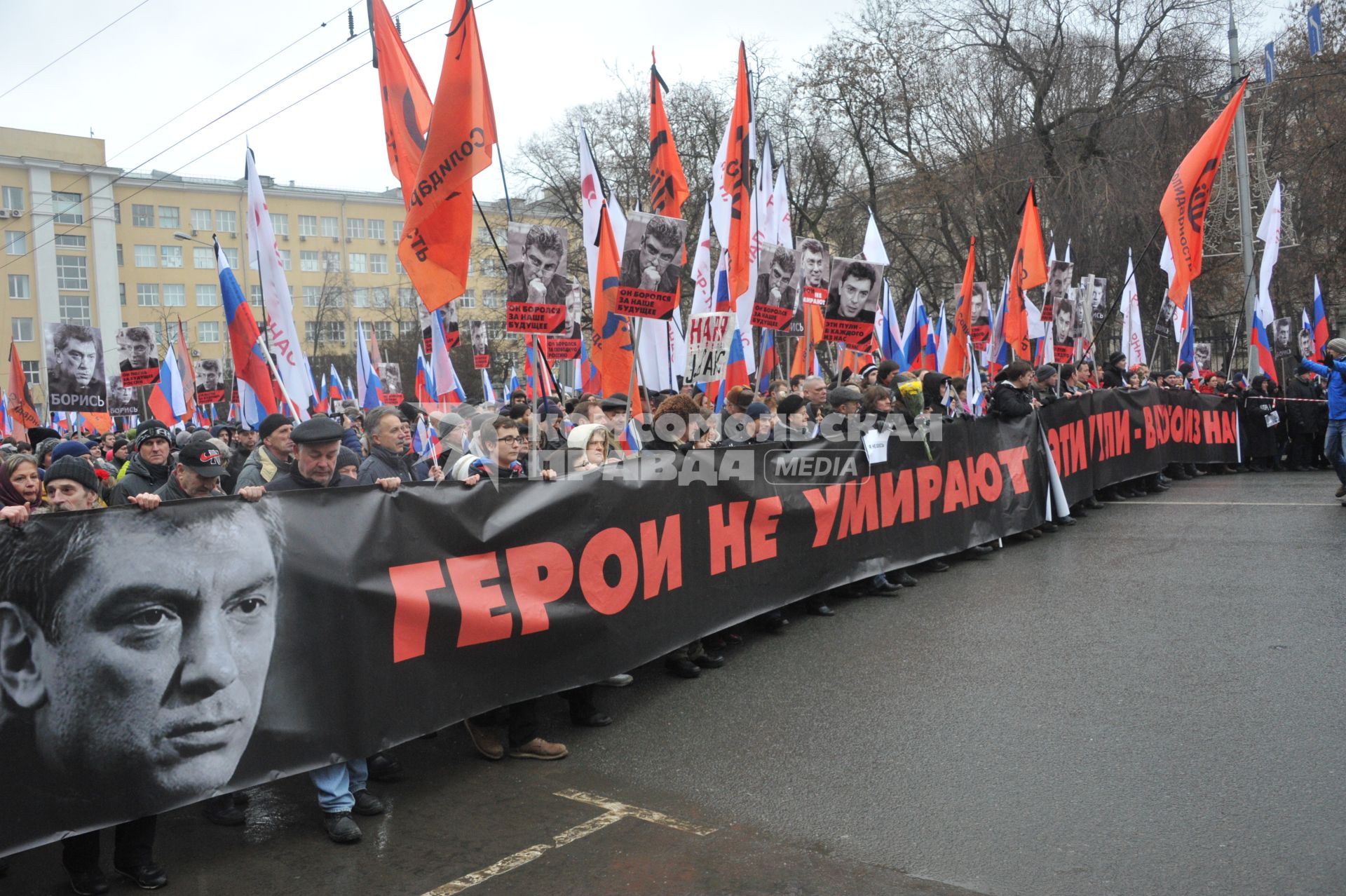 Участники марша памяти Бориса Немцова в Москве прошли от Китай-города до Большого Москворецкого моста.