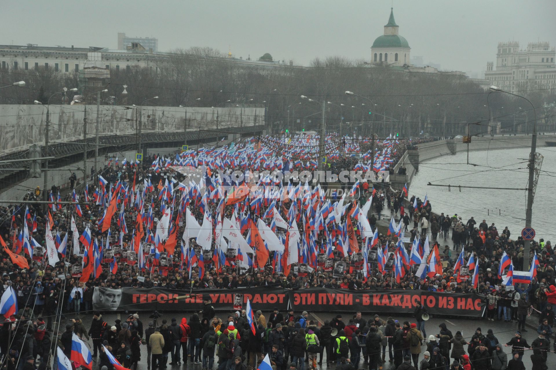 Участники марша памяти Бориса Немцова в Москве прошли от Китай-города до Большого Москворецкого моста.