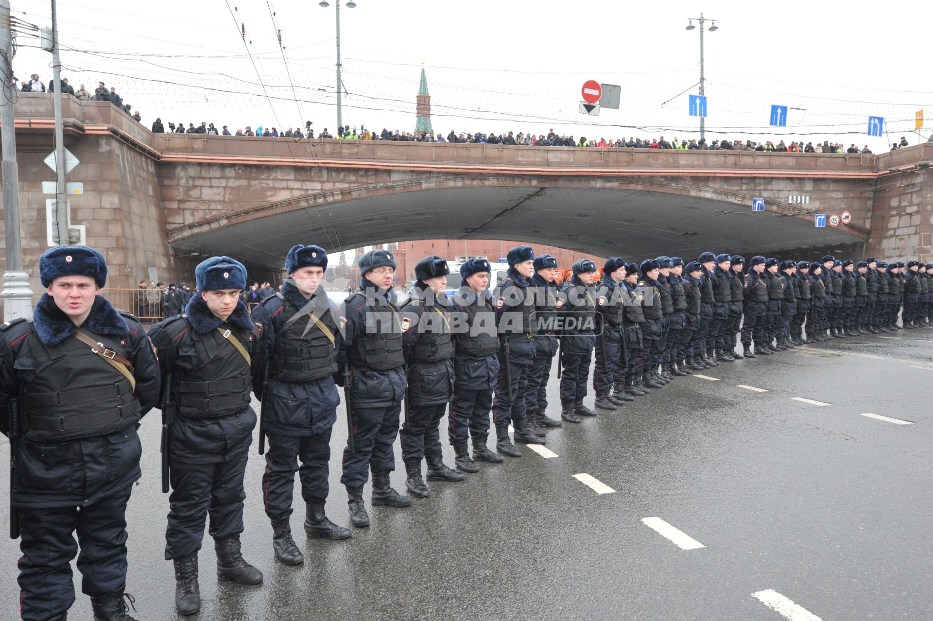 Марш памяти Бориса Немцова в Москве. Полицейское оцепление на Москворецкой набережной.