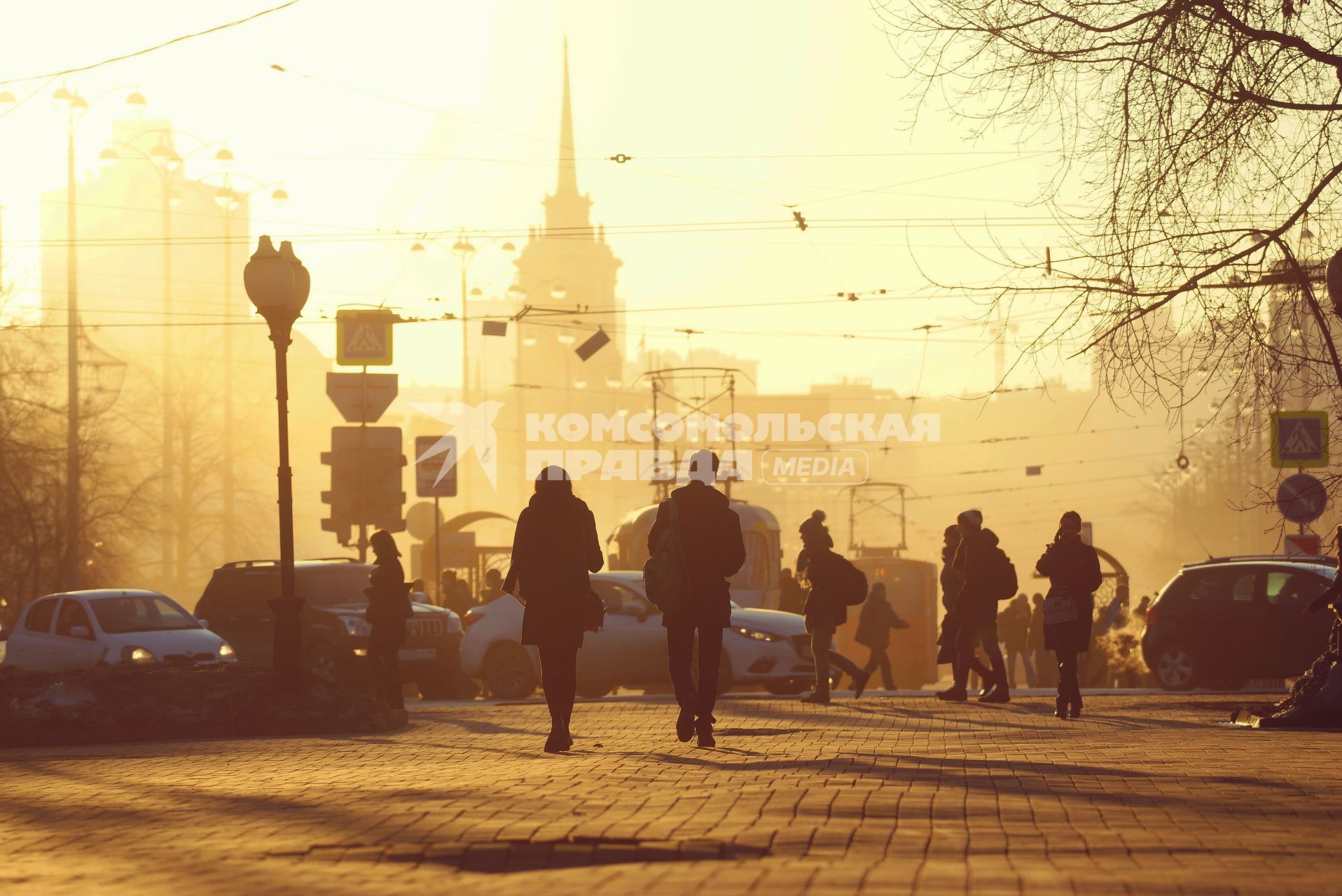 Закат во время смога. Проспект Ленина. Екатеринбург