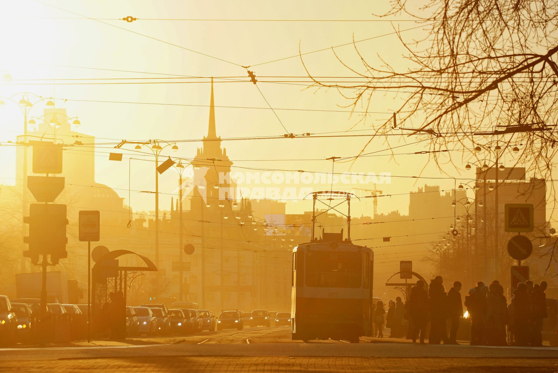 Закат во время смога. Проспект Ленина. Екатеринбург