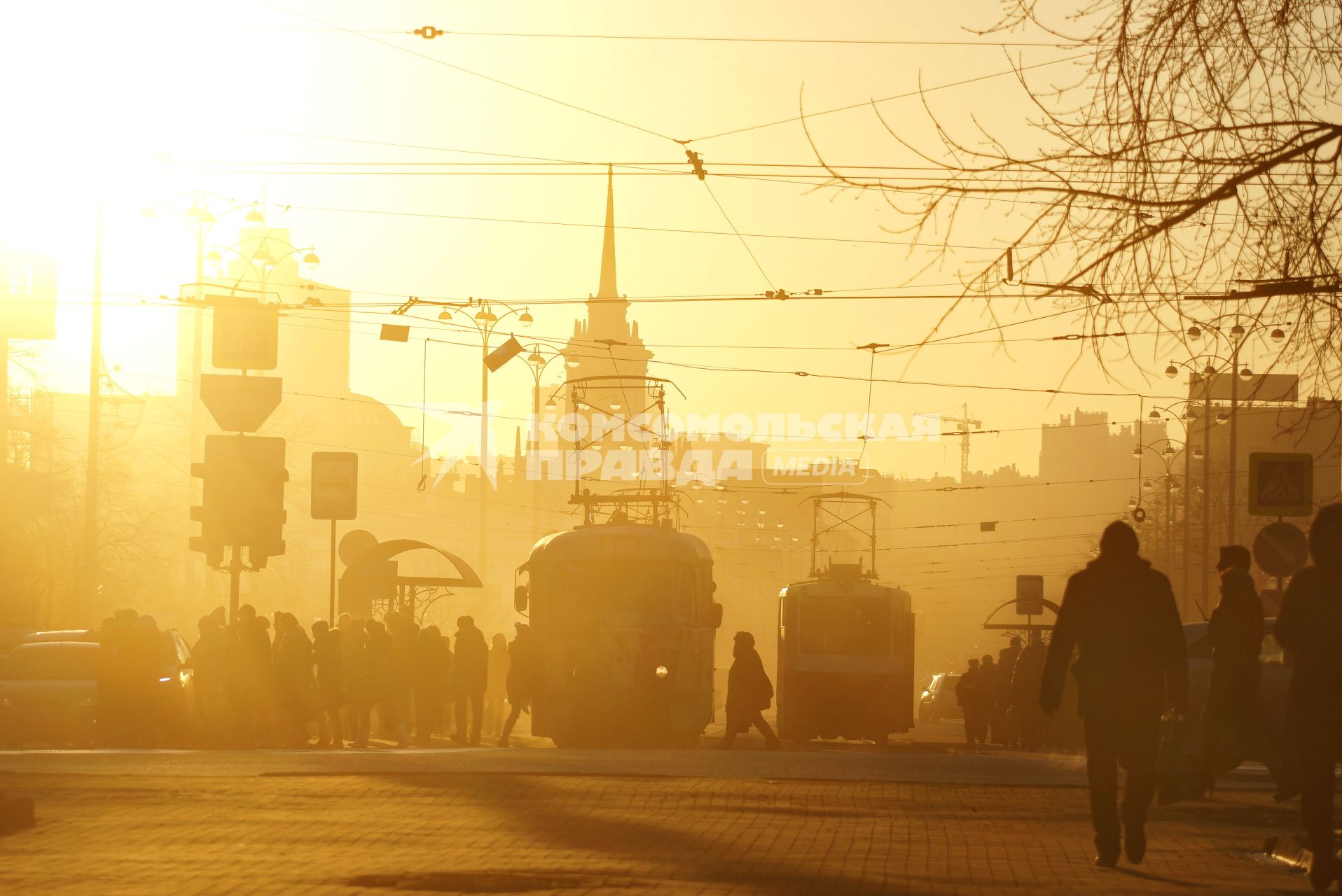 Закат во время смога. Проспект Ленина. Екатеринбург