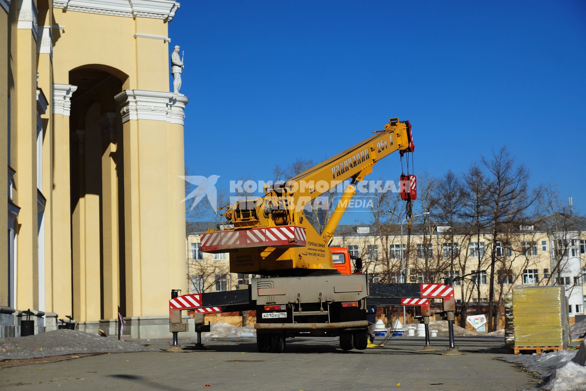 Рабочие наблюдают за погрузкой строительных материалов. Реконструкция Центрального стадиона в Екатеринбурге, где в 2018 году пройдут матчи Чемпионата мира по футболу