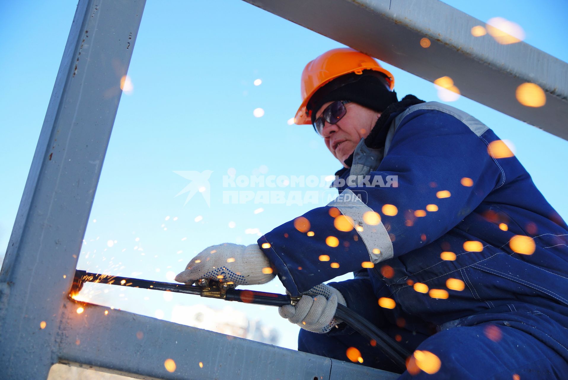 Сварщик разрезает металлические конструкции. Реконструкция Центрального стадиона в Екатеринбурге, где в 2018 году пройдут матчи Чемпионата мира по футболу