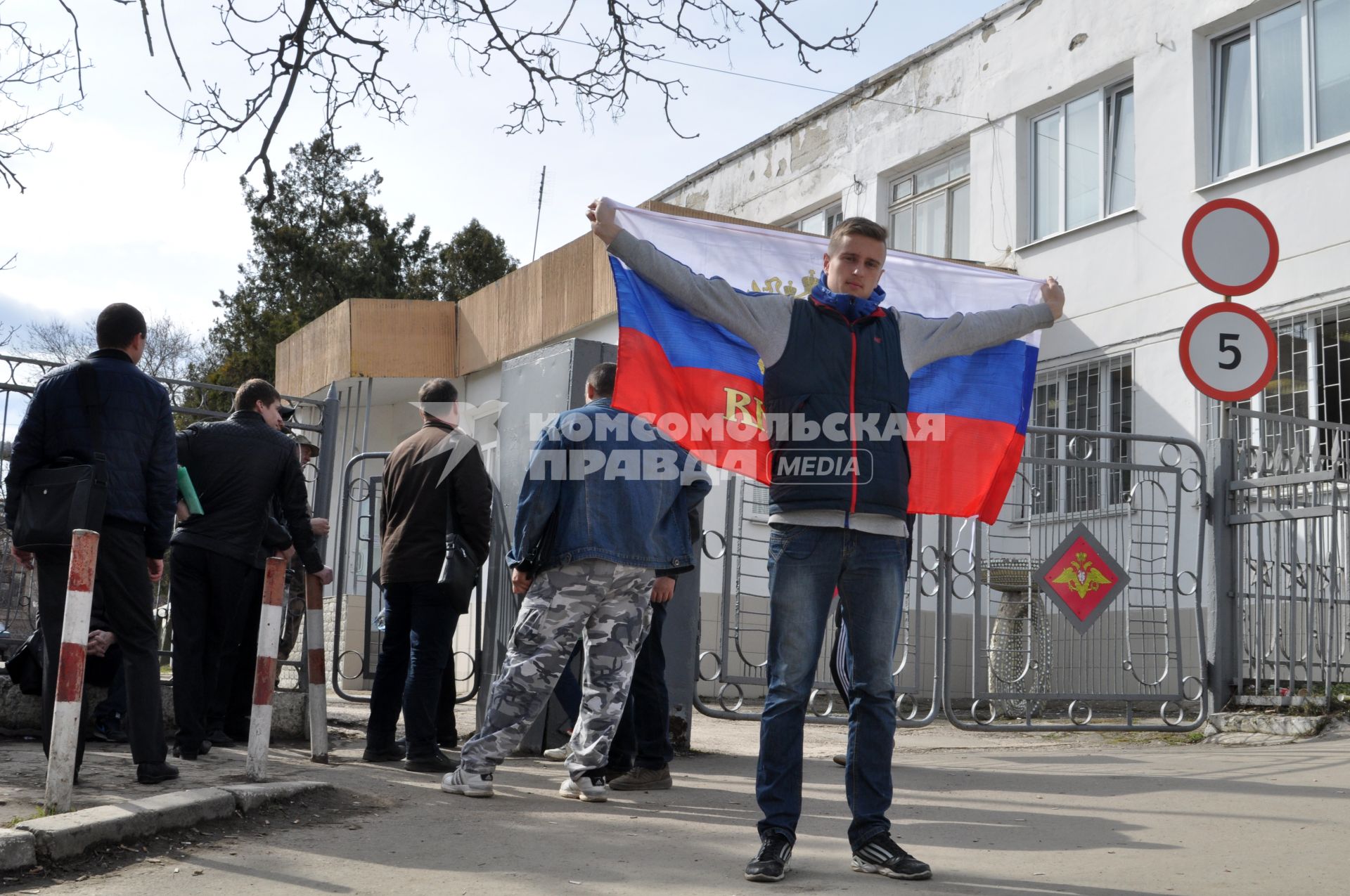 Симферополь. Постановка на воинский учет в крымских военкоматах. С 1 апреля 2015 г. в Крыму впервые стартует призыв в российскую армию.