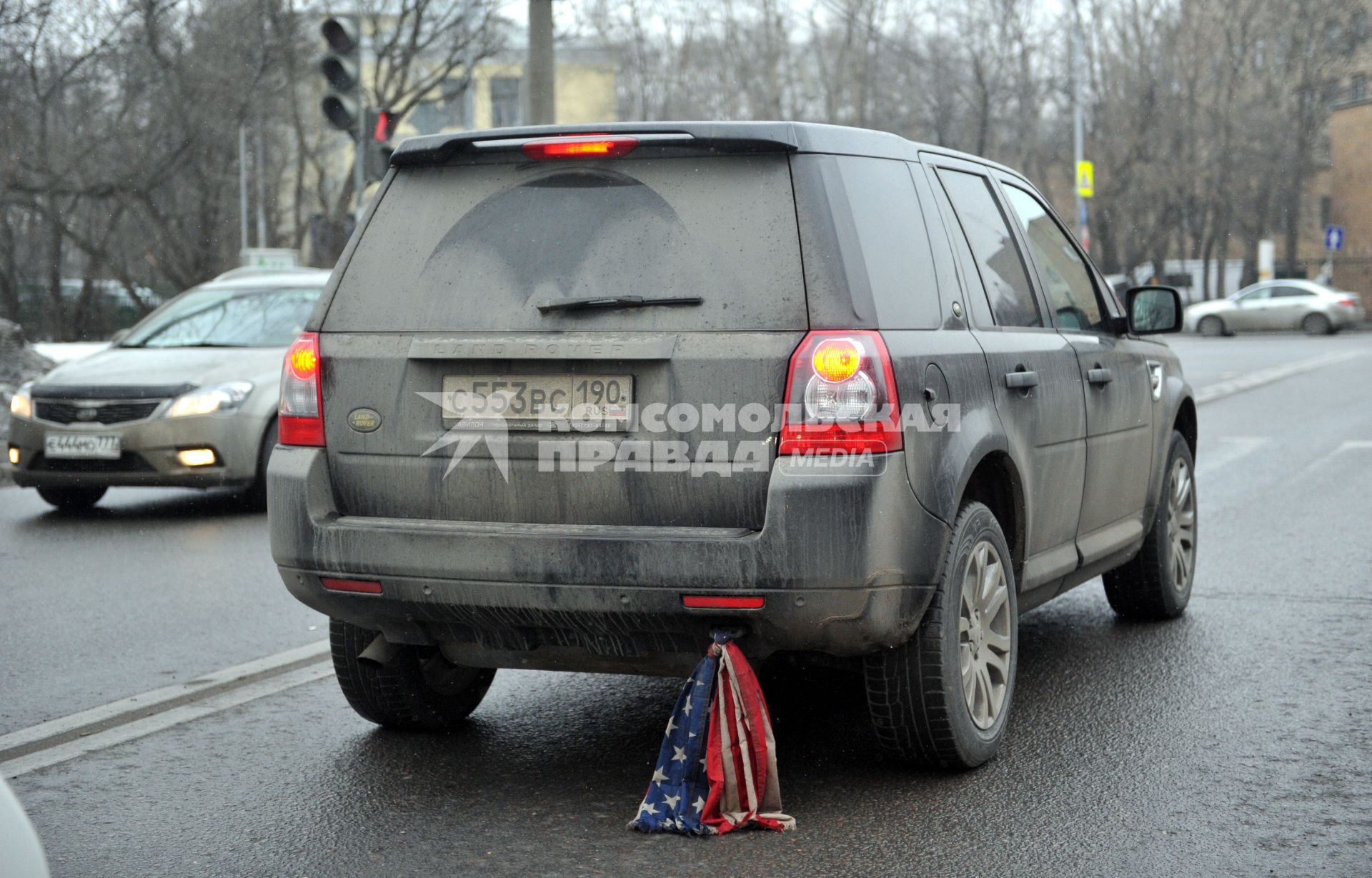 Москва.  Флаг США привязанный к автомобилю.