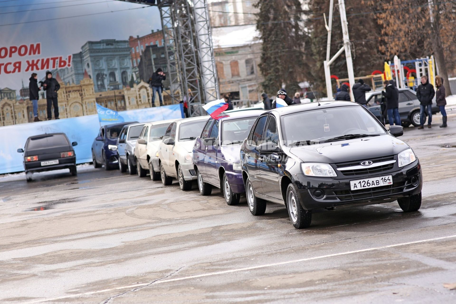 Саратов. Автомобили - участники автопробега, приуроченного к 70-летию Победы в Великой Отечественной войне, на Театральной площади.