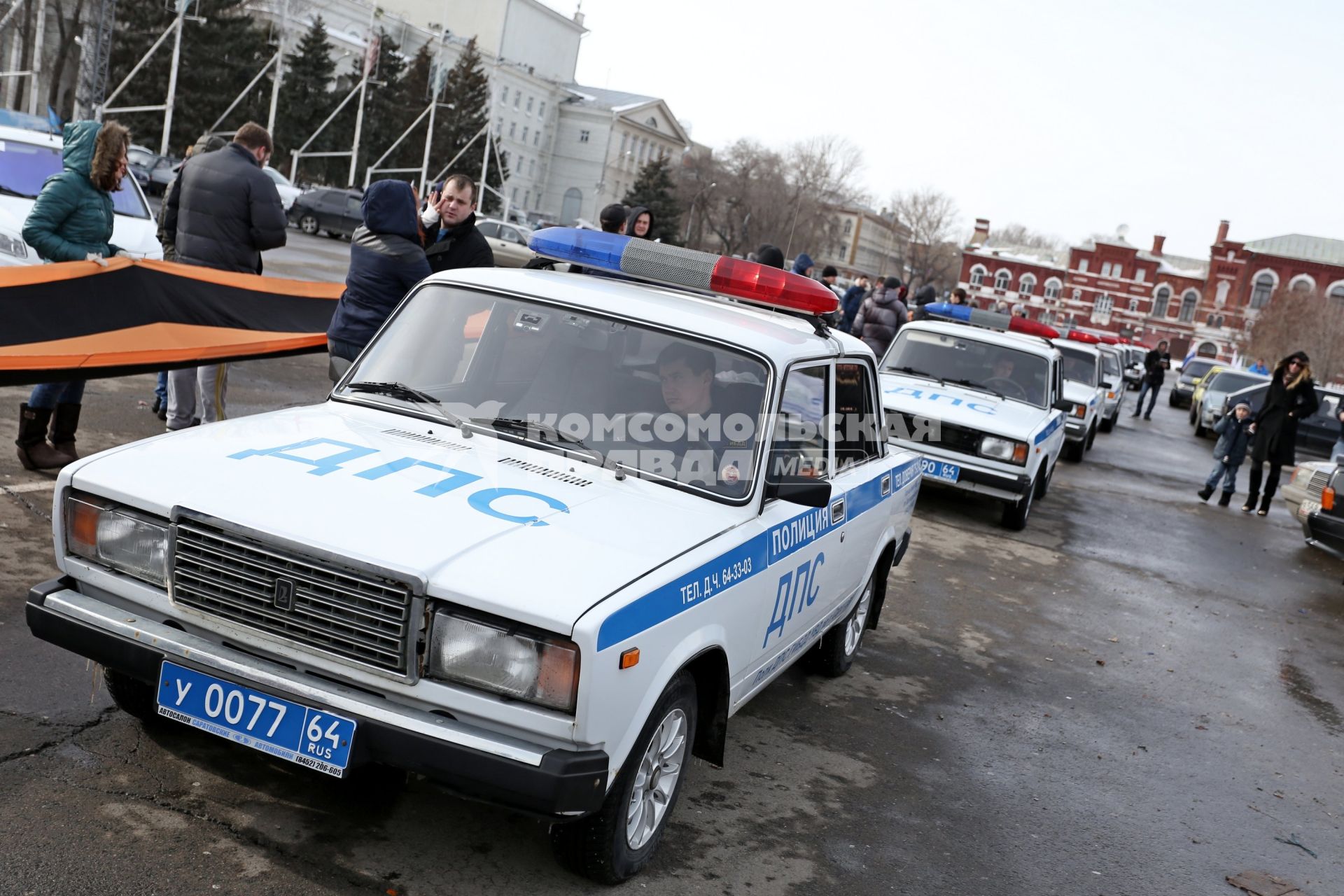 Саратов. Автомобили ДПС во время автопробега, приуроченного к 70-летию Победы в Великой Отечественной войне, на Театральной площади.