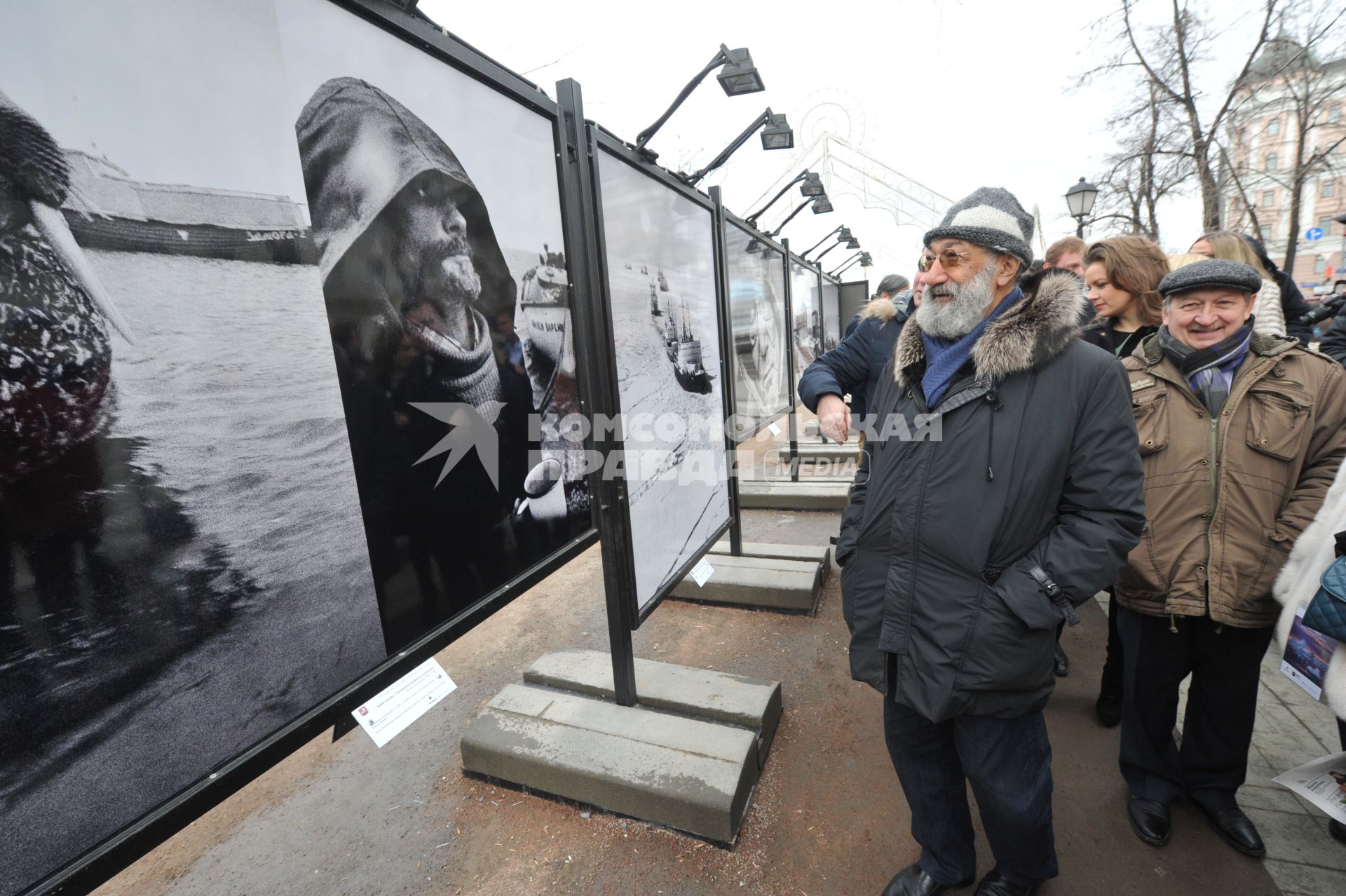 Член Совета Федерации РФ, президент Государственной полярной академии Артур Чилингаров (второй справа) на открытии  фотовыставки `Арктика: вчера, сегодня завтра` на Тверском бульваре в Москве.