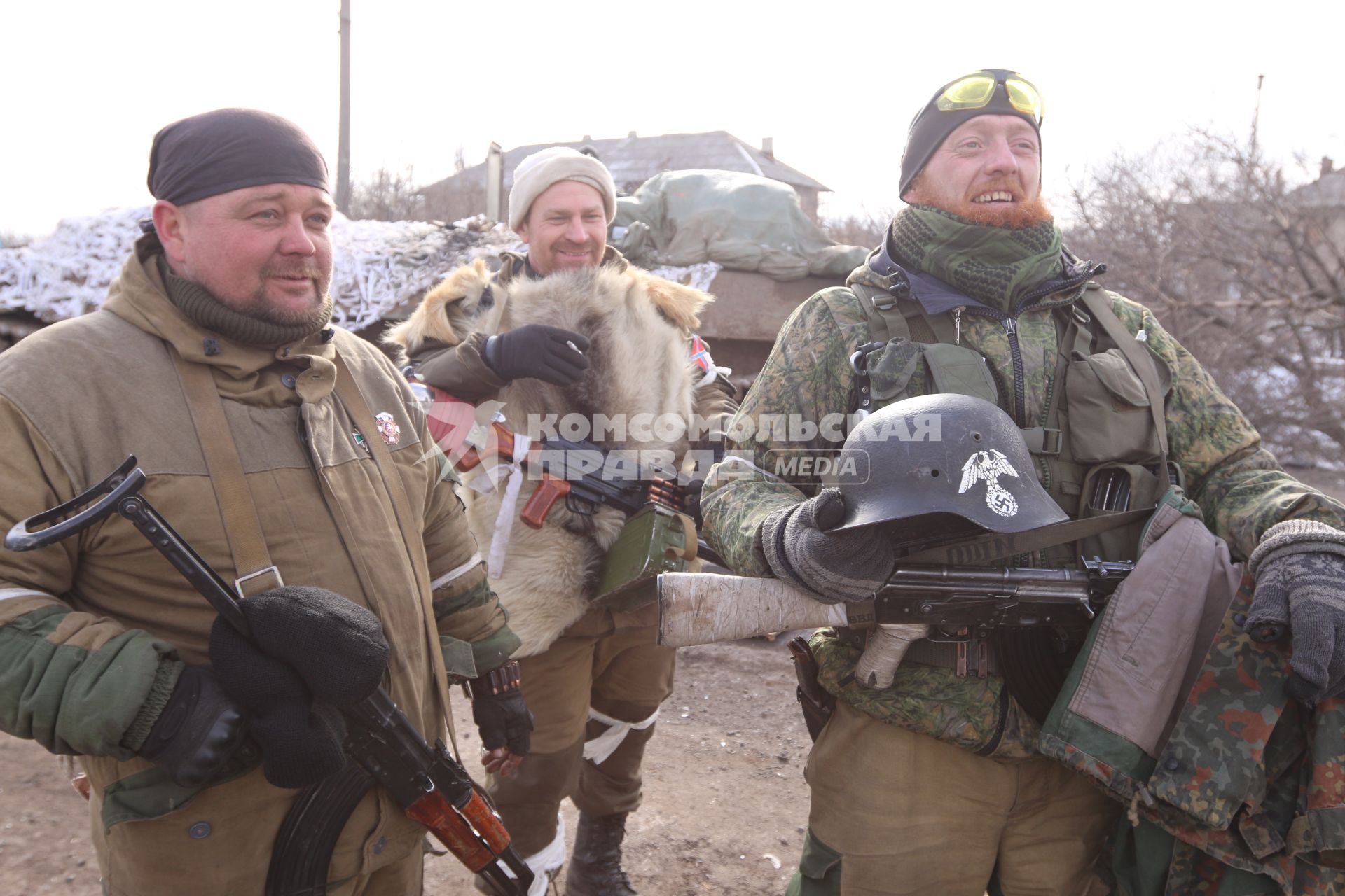 Украина. Донецкая область. г.Дебальцево. Ополченец ДНР держит в руках фашистскую каску, оставленную украинскими солдатами.