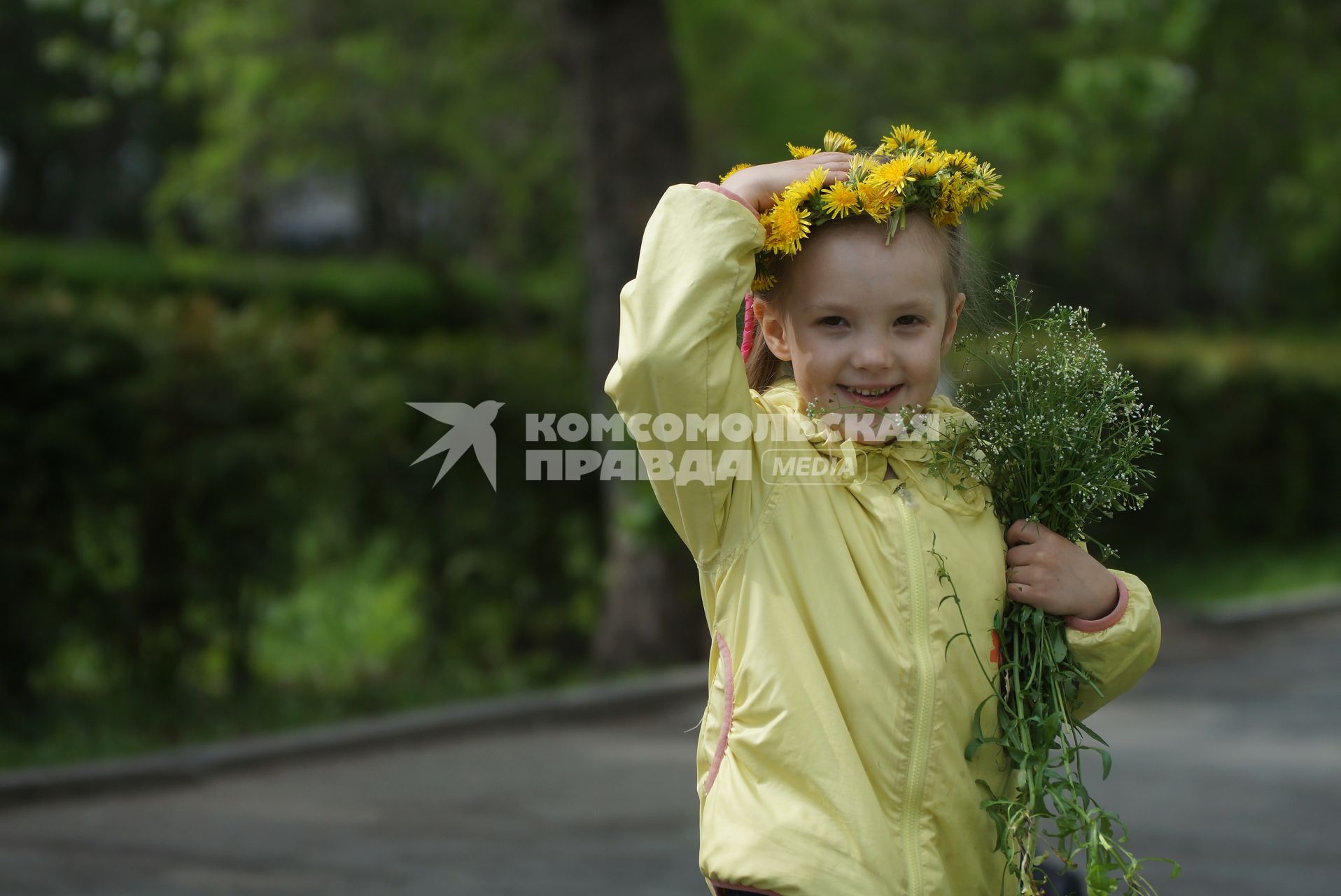 Маленькая девочка с цветочным венком на голове. Екатеринбург