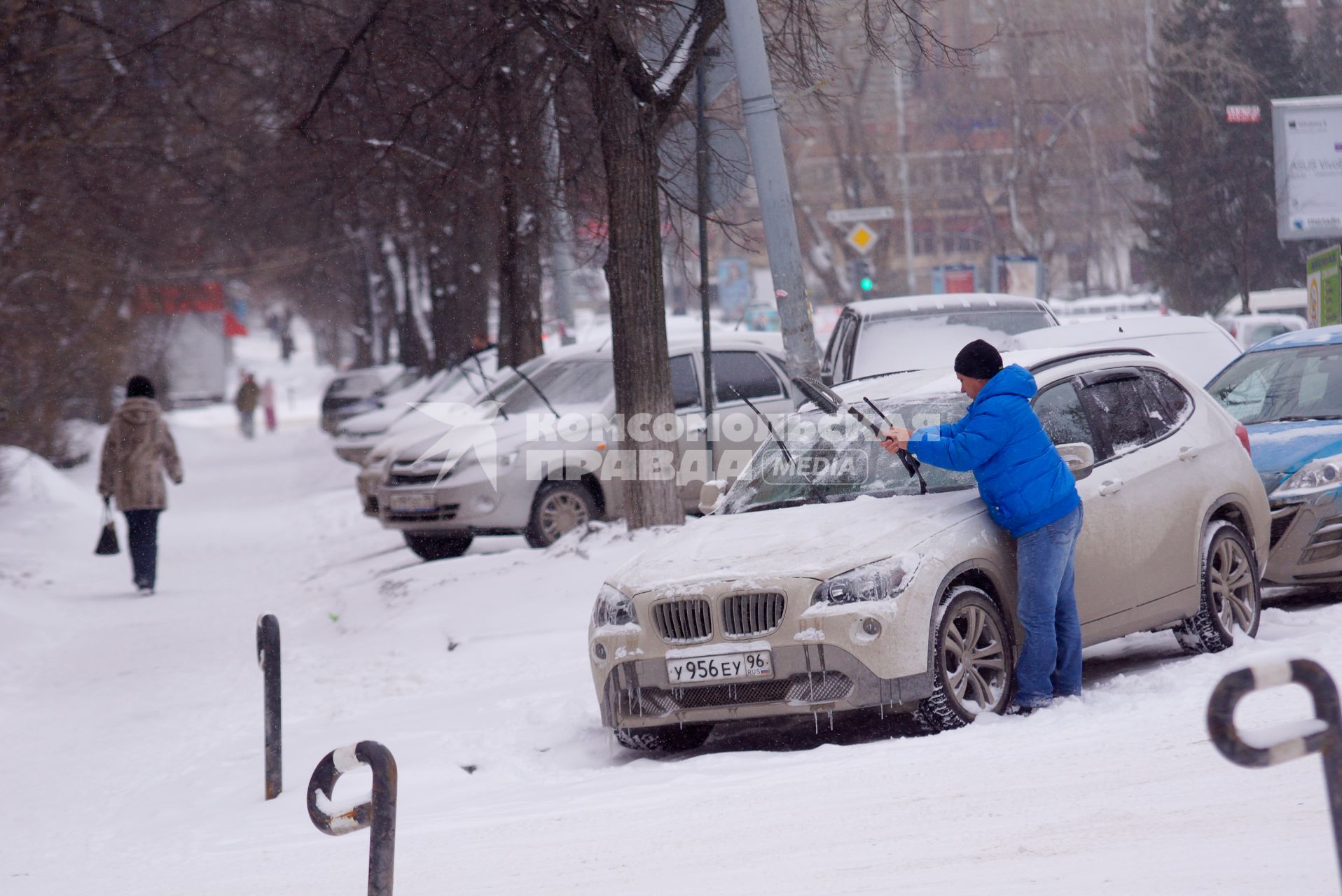 Водитель чистит от льда дворники, во время сильных заморозков. Екатеринбург