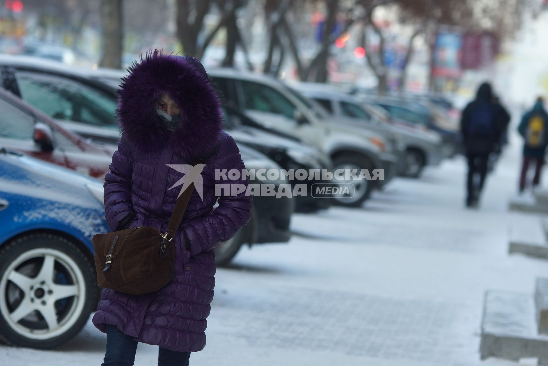 Девушка идет по улице во время сильных морозов в Екатеринбурге