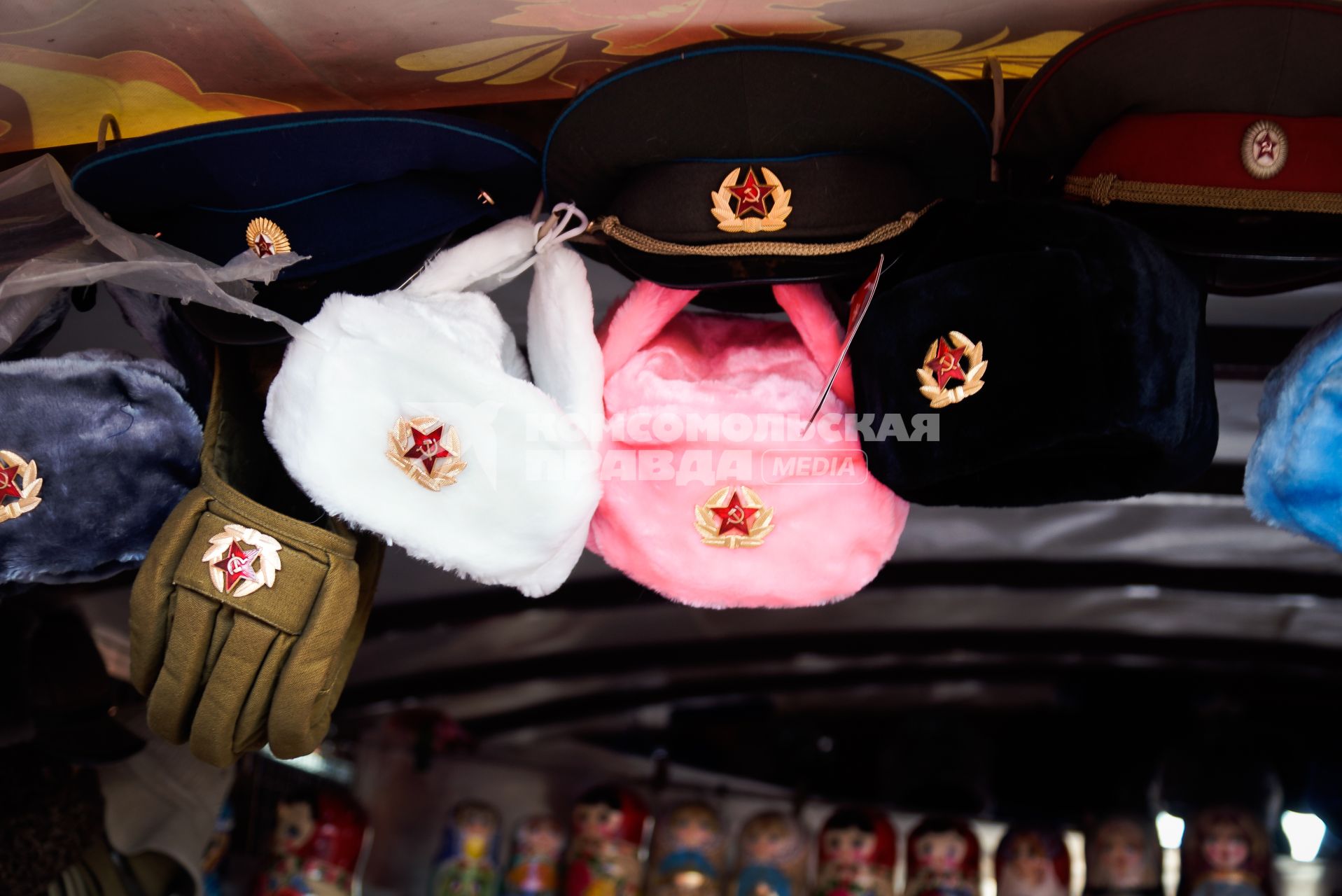 Подарочные шапки-ушанки в киоске на Красной площади в Москве