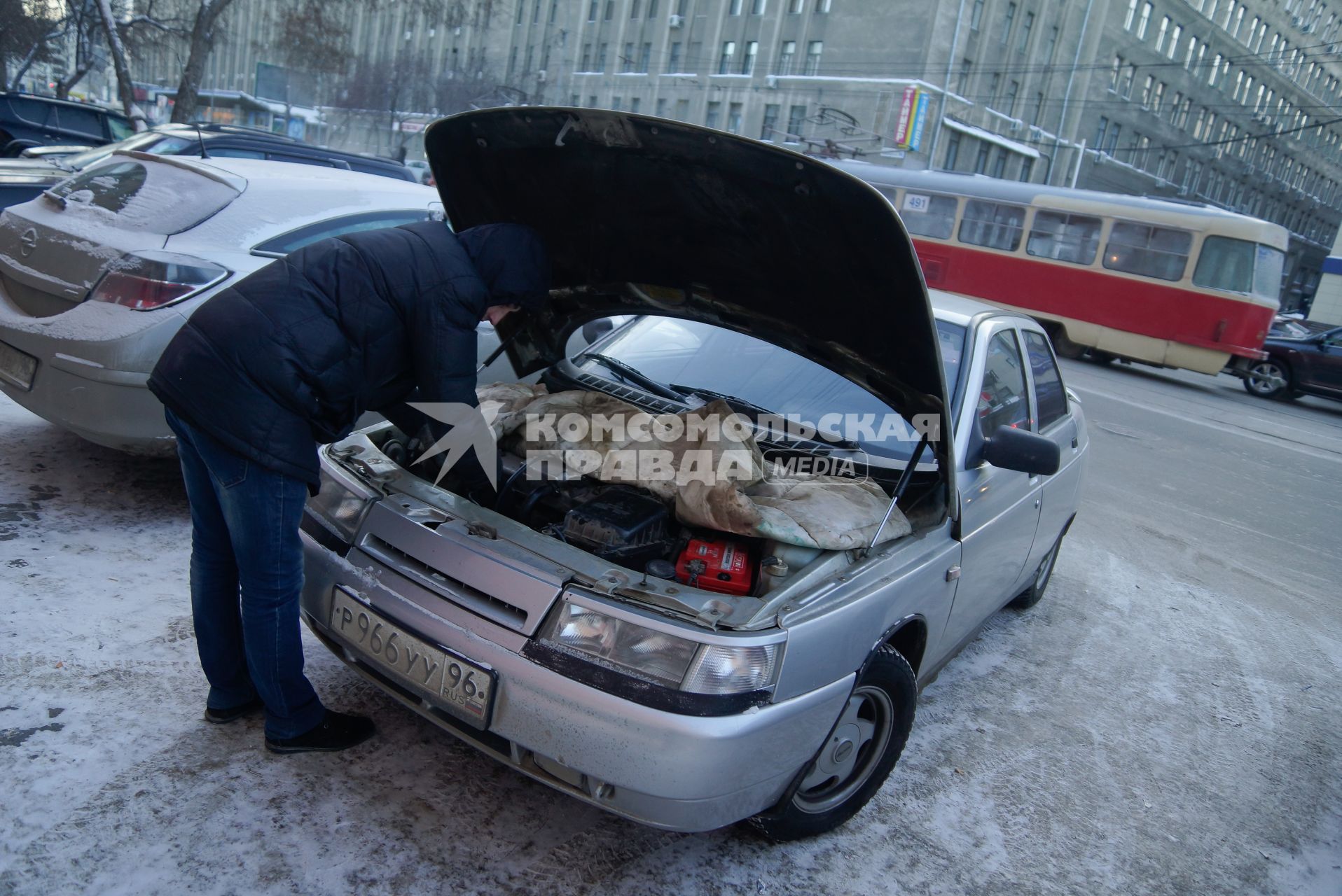 водитель согревает двигатель автомобиля, во время сильных морозов в Екатеринбурге