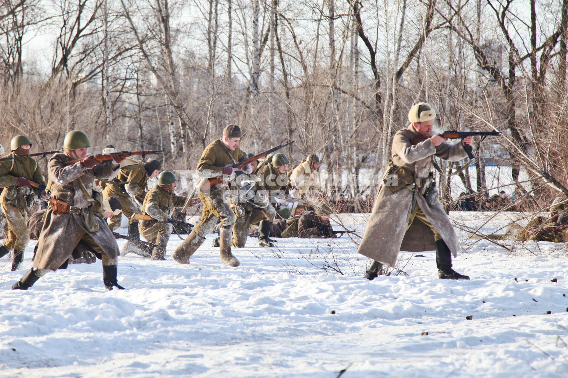 Военно-историческая реконструкция боев за Воронеж, приуроченная к 72-й годовщине освобождения города от гитлеровских войск. Участники реконструкции в форме РККА.