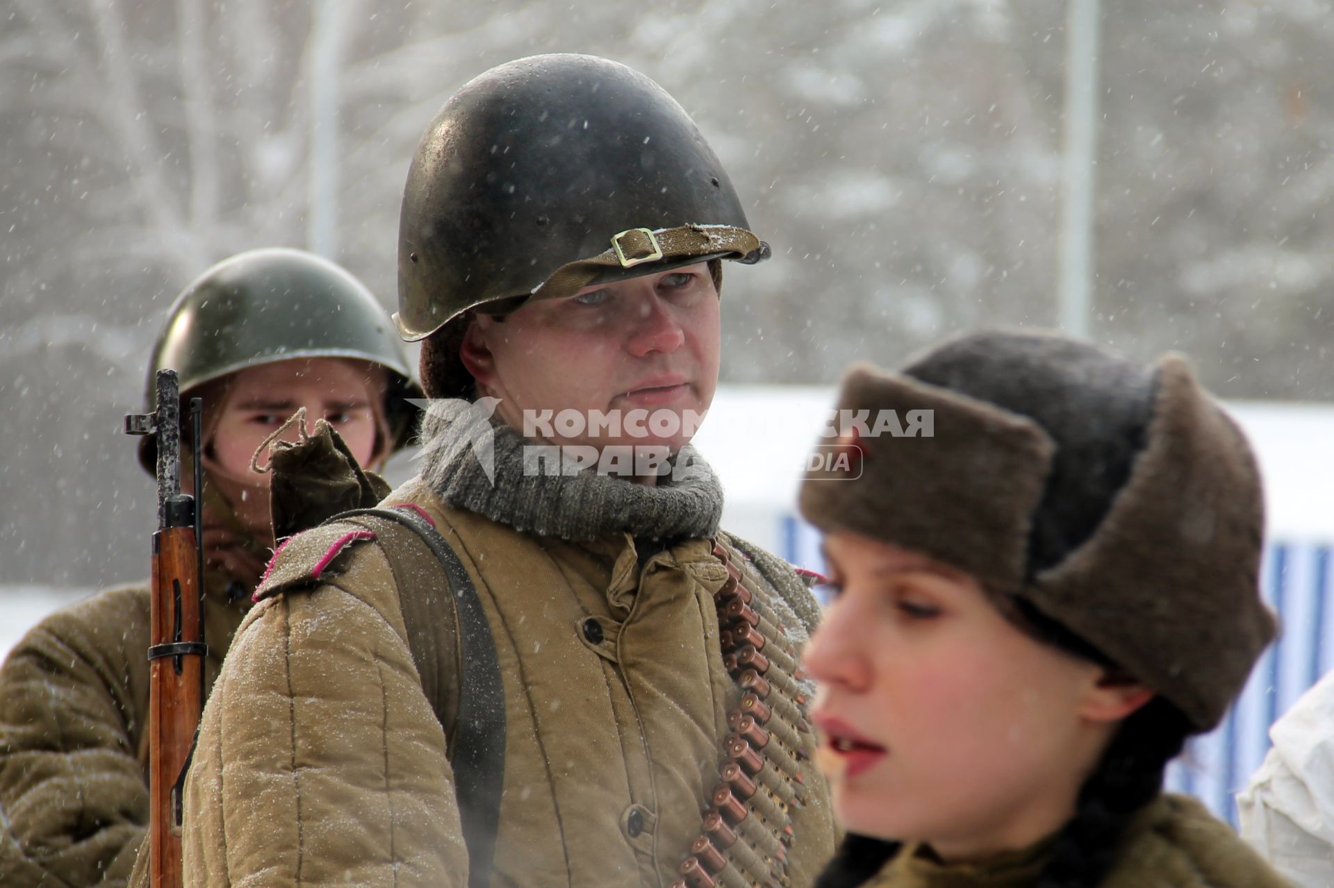 Новосибирск. Военно-историческая реконструкция окончательного снятия блокады Ленинграда. Участники реконструкции в форме бойцов РККА.