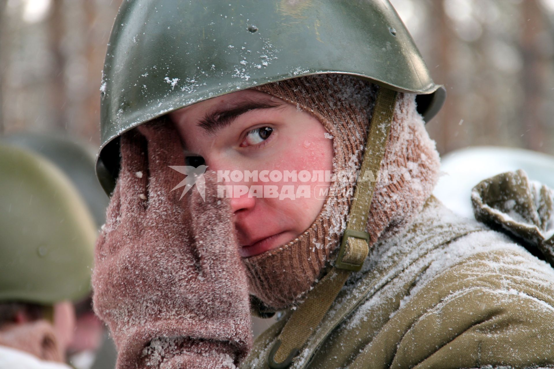 Новосибирск. Военно-историческая реконструкция окончательного снятия блокады Ленинграда. Участник реконструкции в форме бойца РККА.