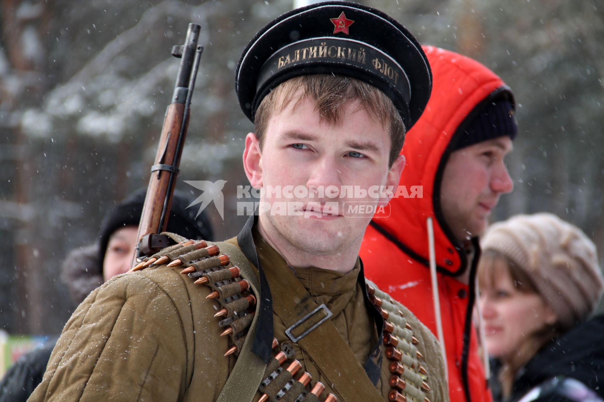 Новосибирск. Военно-историческая реконструкция окончательного снятия блокады Ленинграда. Участник реконструкции в форме бойца РККА.