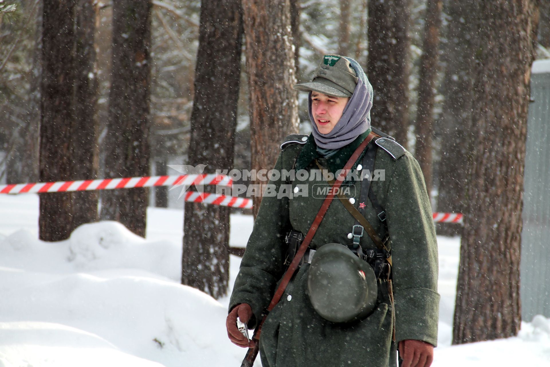 Новосибирск. Военно-историческая реконструкция окончательного снятия блокады Ленинграда. Участник реконструкции в форме бойца Вермахта.