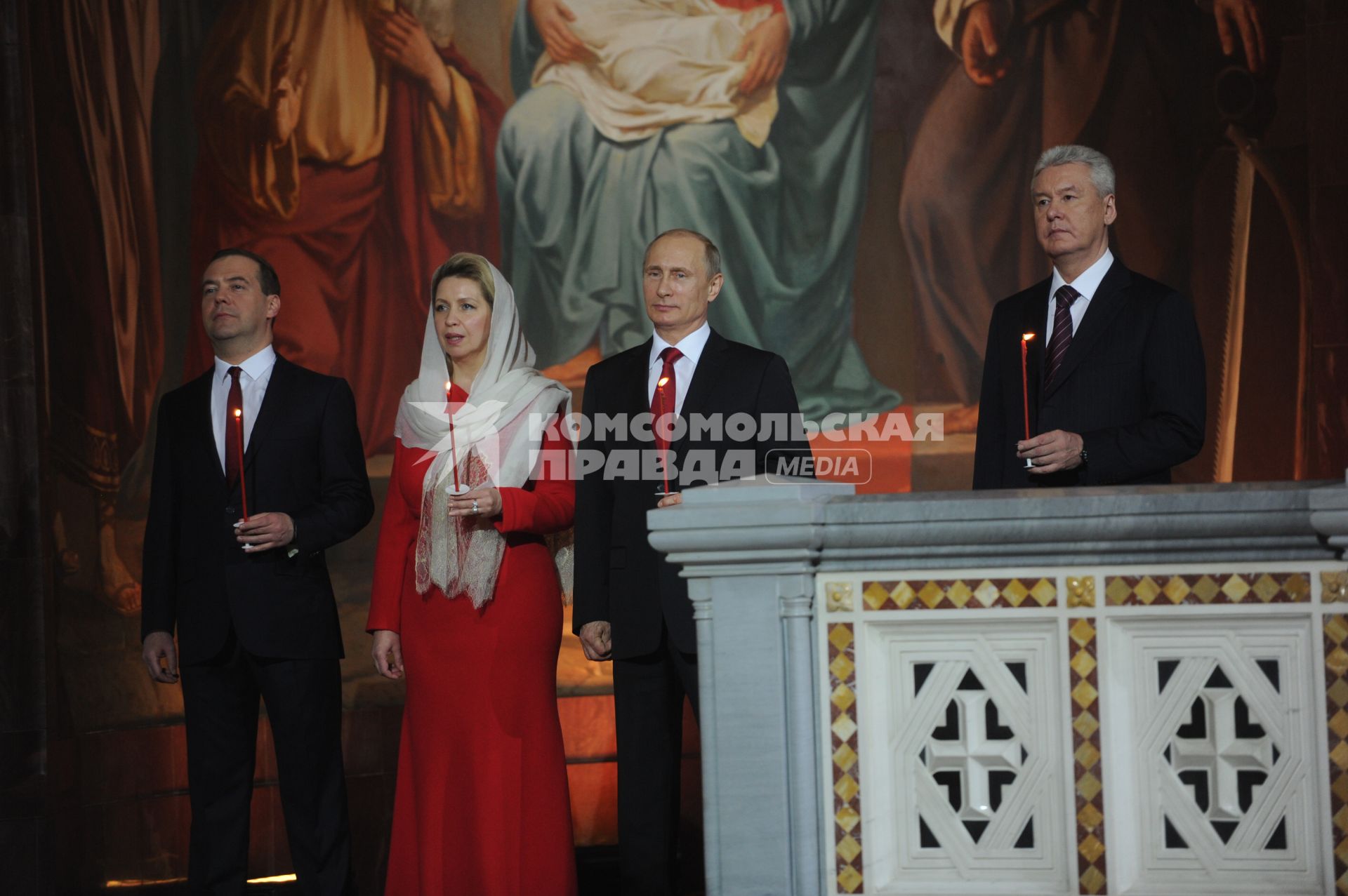 Председатель правительства РФ Дмитрий Медведев (слева) с супругой Светланой, президент РФ Владимир Путин и мэр Москвы Сергей Собянин (справа) во время праздничного пасхального богослужения в храме Христа Спасителя.