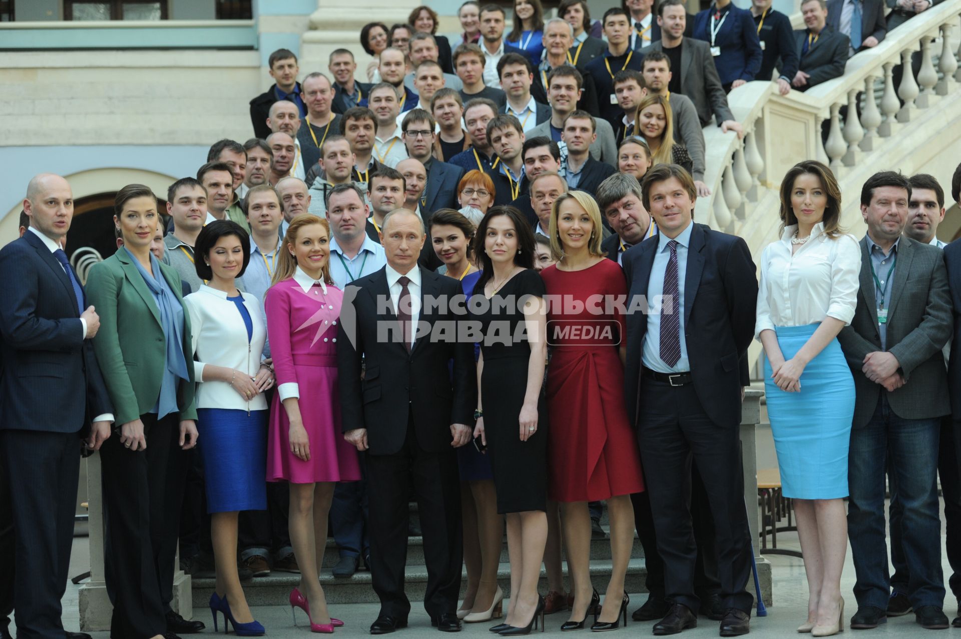 Гостиный двор. Президент РФ Владимир Путин (в центре) во время фотографирования после проведения `Прямой линии с президентом РФ Владимиром Путиным`.