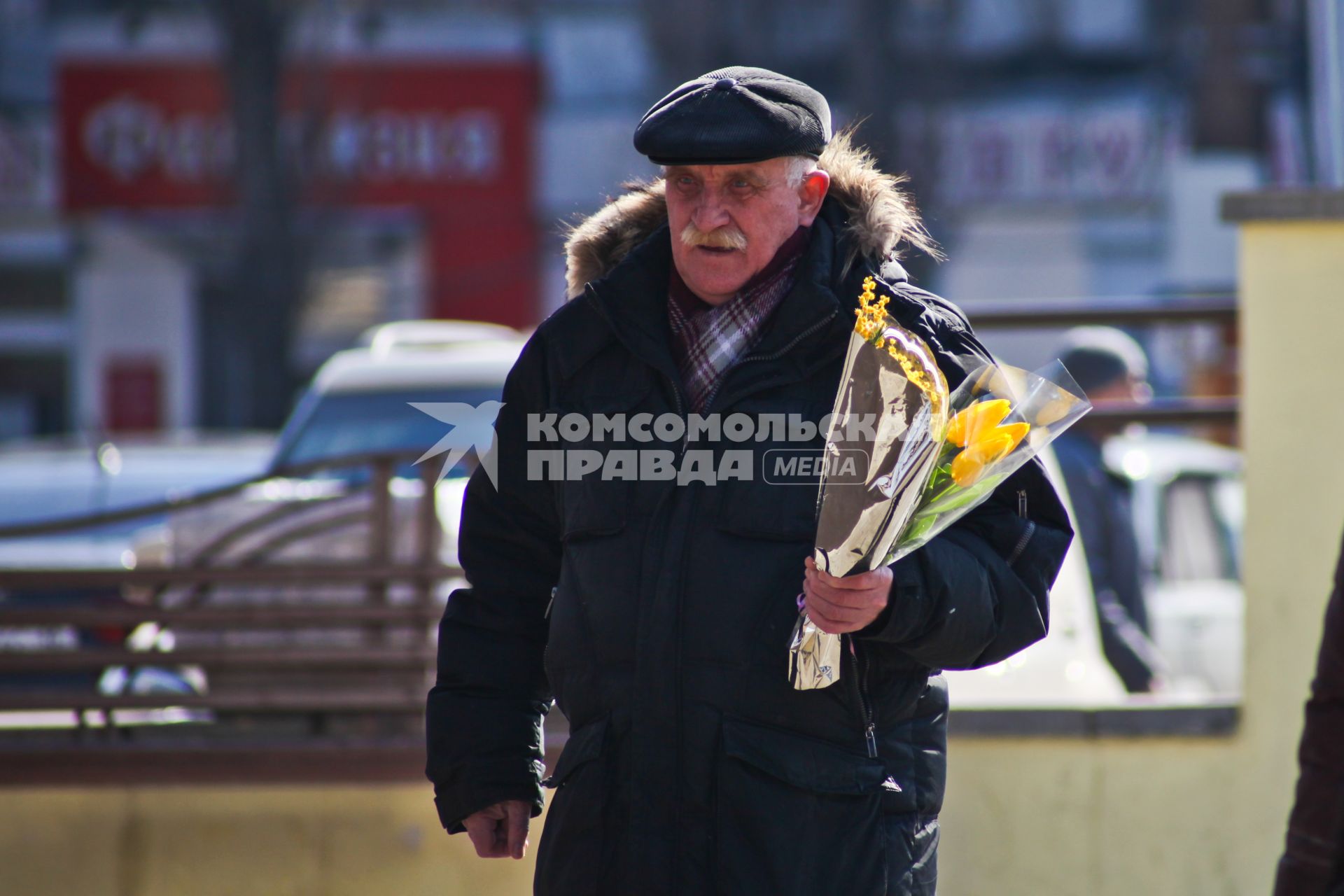 Воронеж. Подготовка в 8 марта. Мужчина с букетами мимоз и тюльпанов.