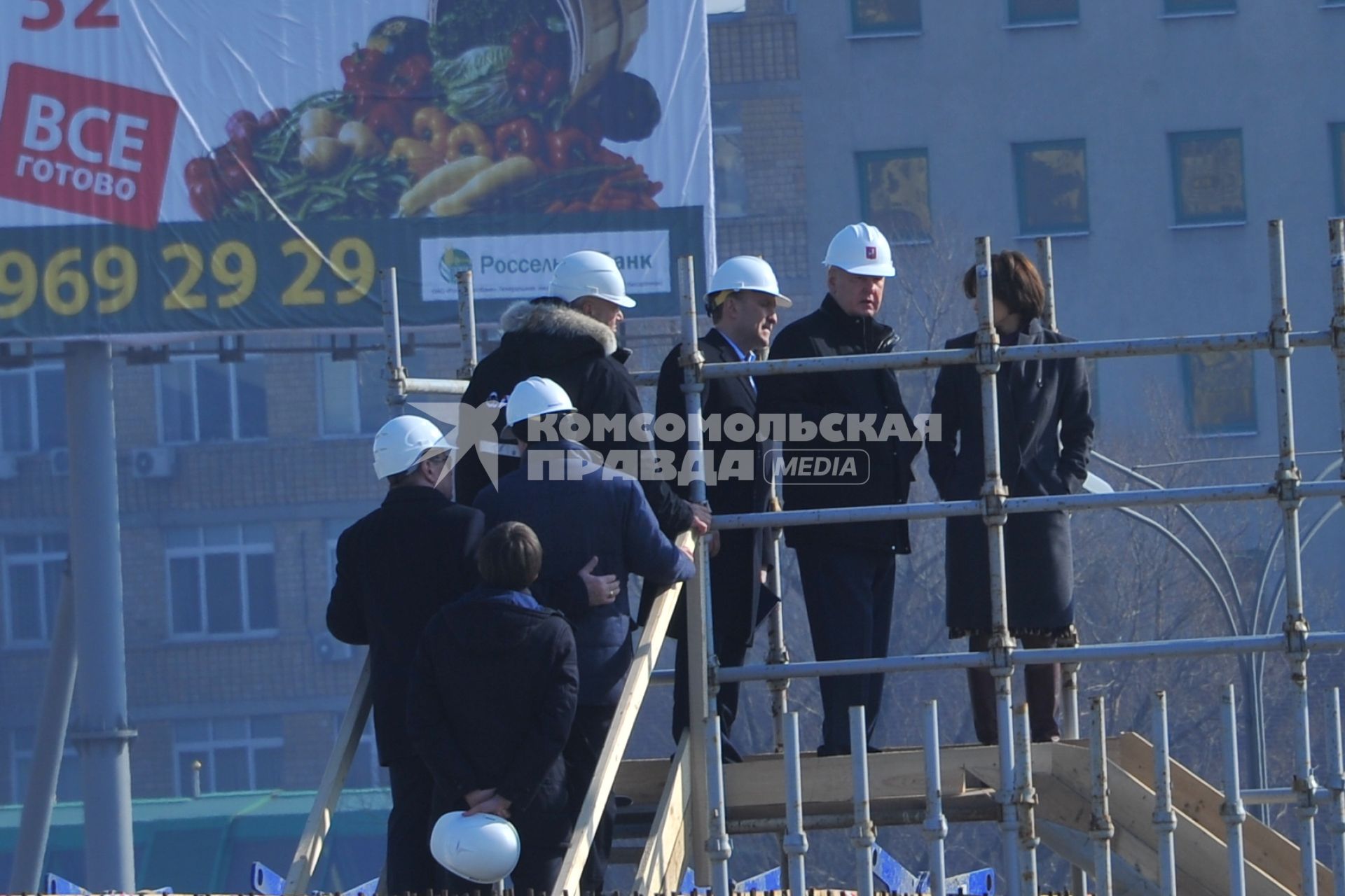 Мэр Москвы Сергей Собянин (второй справа), руководитель Департамента строительства города Москвы Андрей Бочкарев (третий справа) во время осмотра реконструируемой  транспортной развязки на пересечении МКАД и Каширского шоссе в Москве.