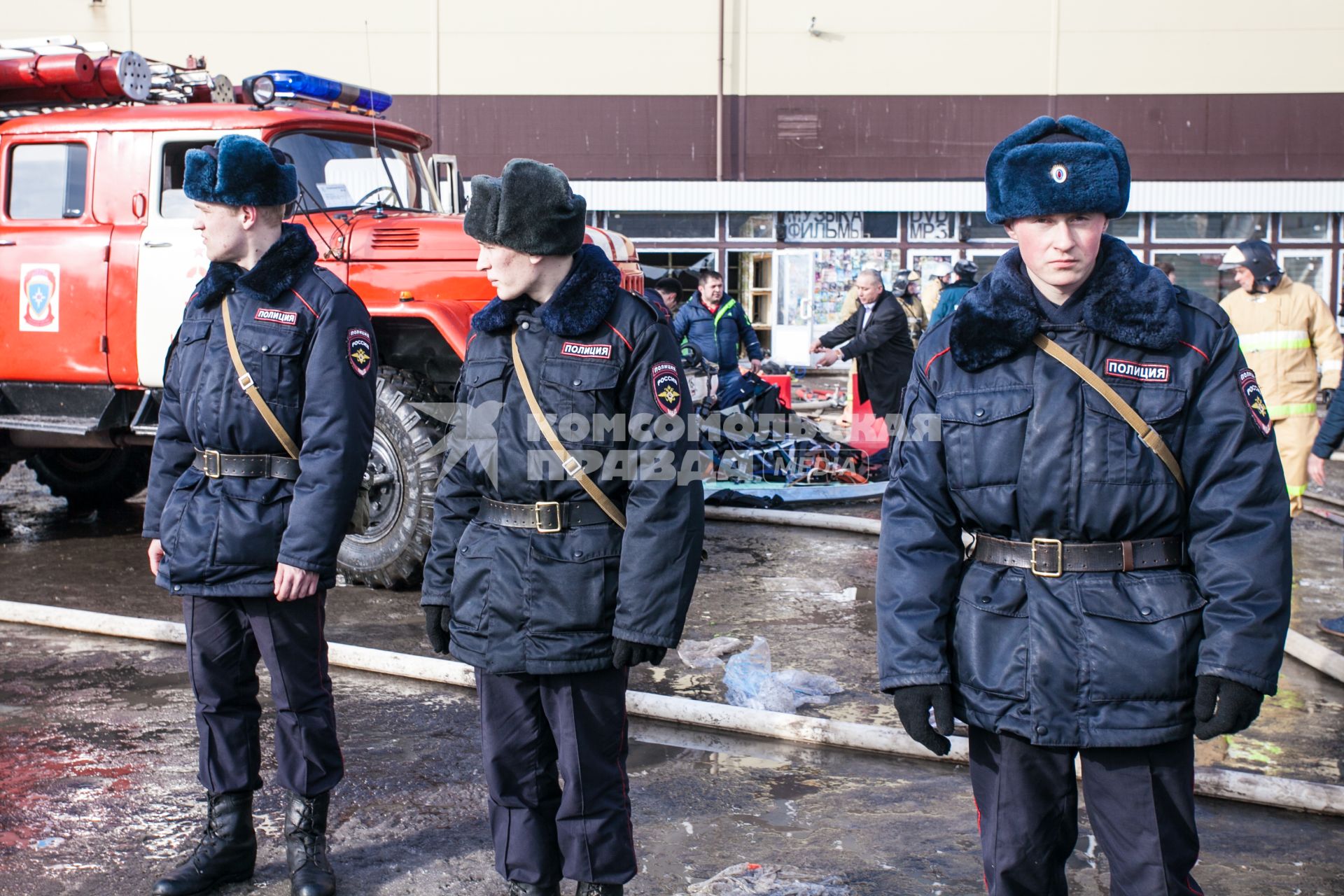 Казань. Пожар в торговом доме `Адмирал`. Полицейское оцепление.