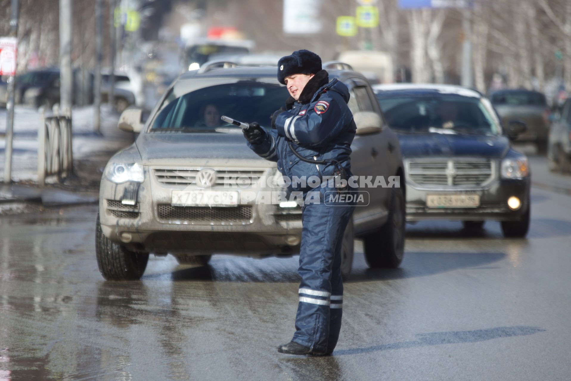 Сотрудник ДПС останавливает автомобиль, для проверки документов и наличия огнетушителя. Совметный рейд ГИБДД и МЧС по проверке наличия и исправности огнетушителей в автомобилях