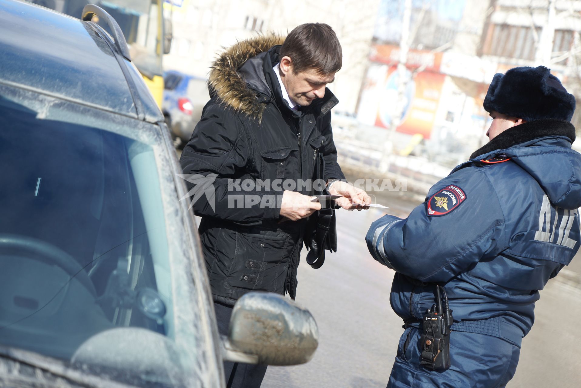 Сотрудник ДПС останавливает автомобиль, для проверки документов и наличия огнетушителя. Совметный рейд ГИБДД и МЧС по проверке наличия и исправности огнетушителей в автомобилях