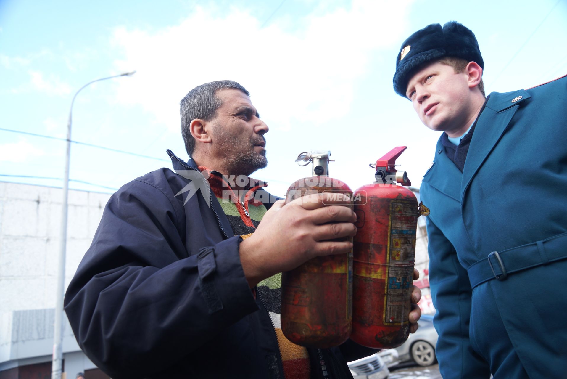 Водитеь маршрутки и сотрудник МЧС проверяют сроки годности огнетушителей из автобуса. Совметный рейд ГИБДД и МЧС по проверке наличия и исправности огнетушителей в автомобилях