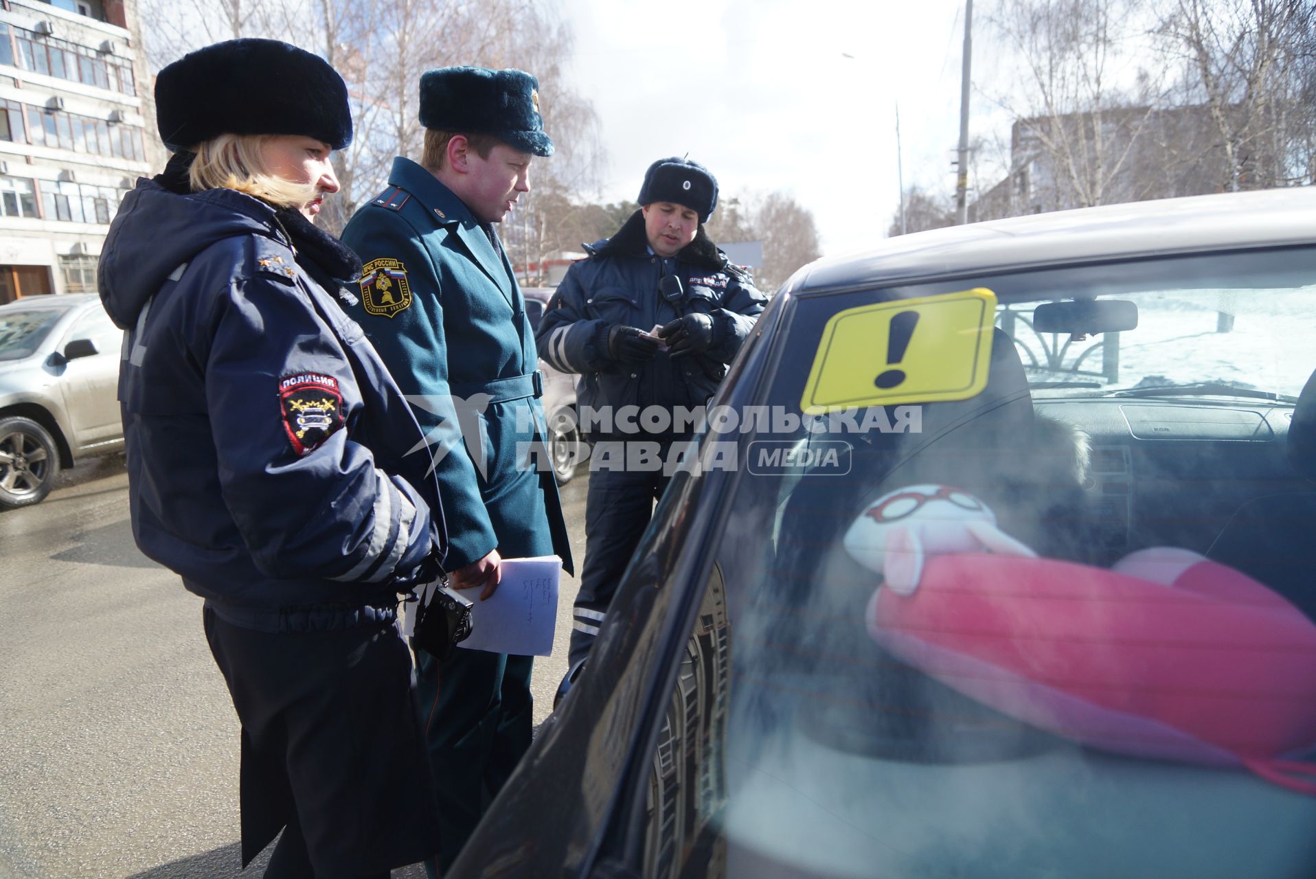 Сотрудник ДПС останавливает автомобиль, для проверки документов и наличия огнетушителя. Совметный рейд ГИБДД и МЧС по проверке наличия и исправности огнетушителей в автомобилях