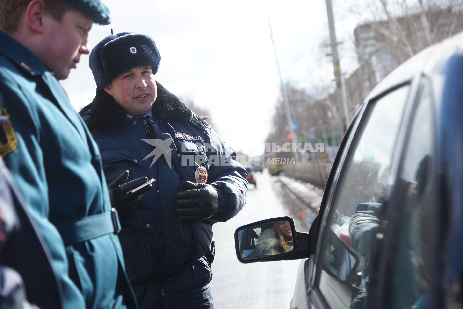 Сотрудник ДПС останавливает автомобиль, для проверки документов и наличия огнетушителя. Совметный рейд ГИБДД и МЧС по проверке наличия и исправности огнетушителей в автомобилях