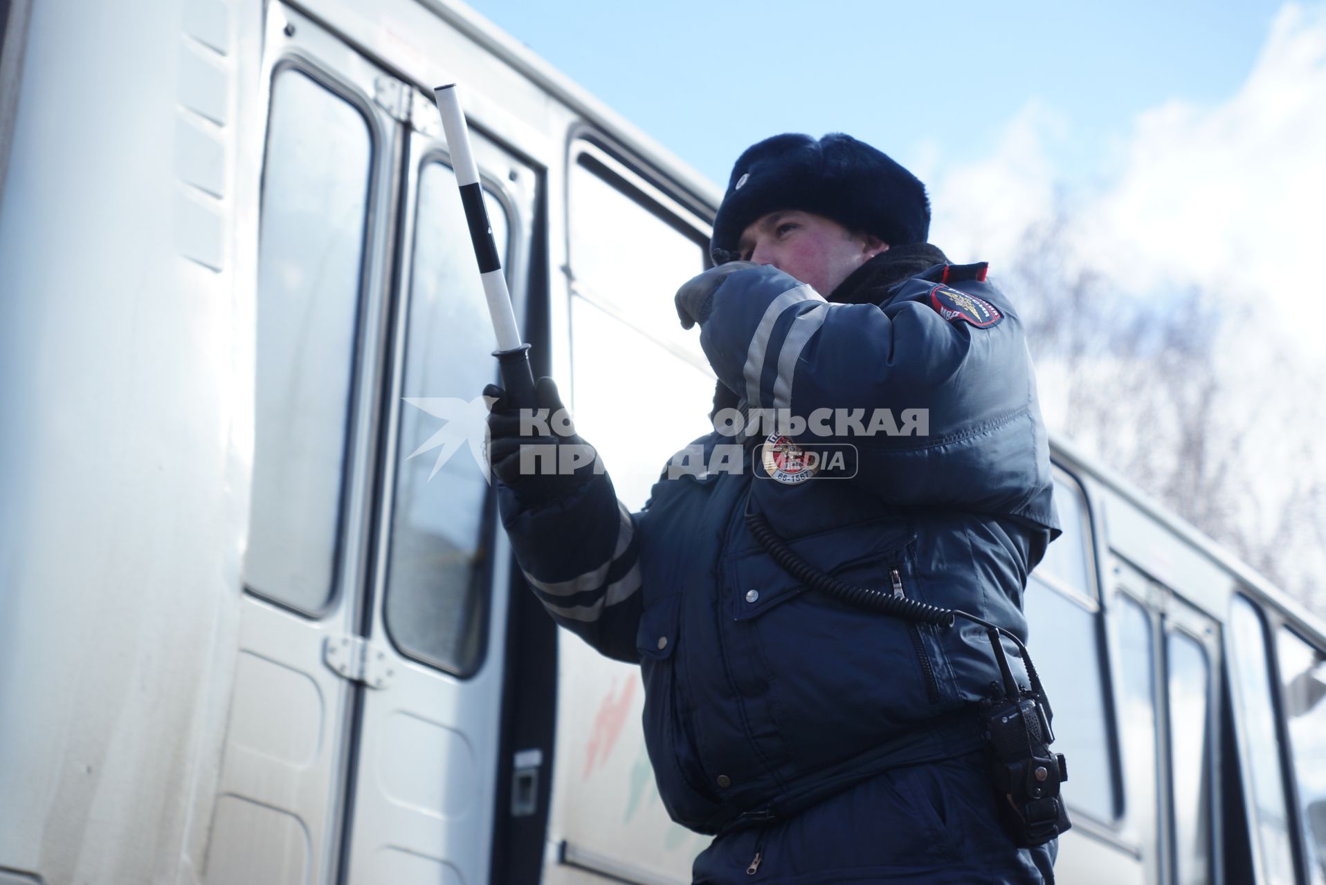 Сотрудник ДПС останавливает автомобиль, для проверки документов и наличия огнетушителя. Совметный рейд ГИБДД и МЧС по проверке наличия и исправности огнетушителей в автомобилях