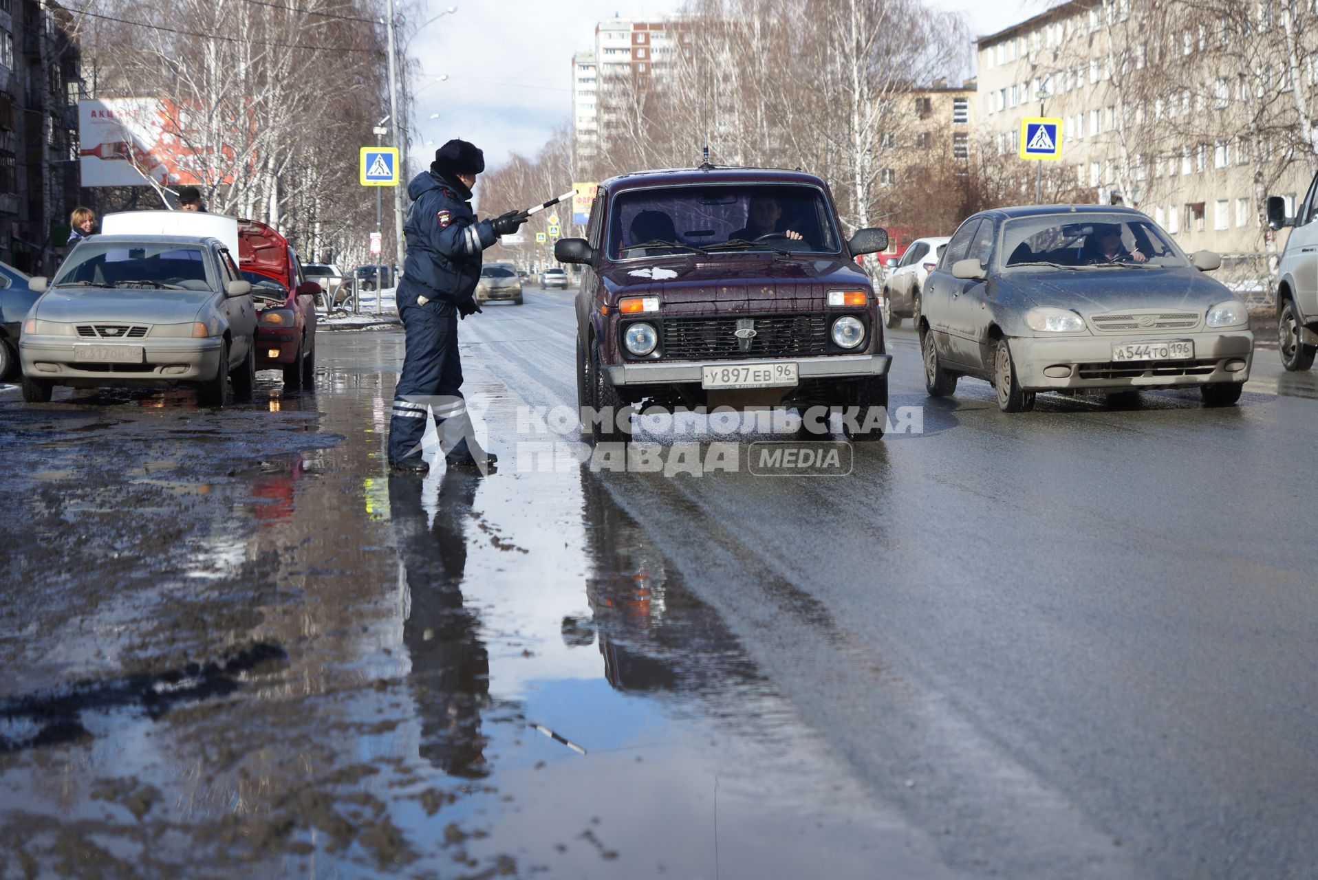 Сотрудник ДПС останавливает автомобиль, для проверки документов и наличия огнетушителя. Совметный рейд ГИБДД и МЧС по проверке наличия и исправности огнетушителей в автомобилях