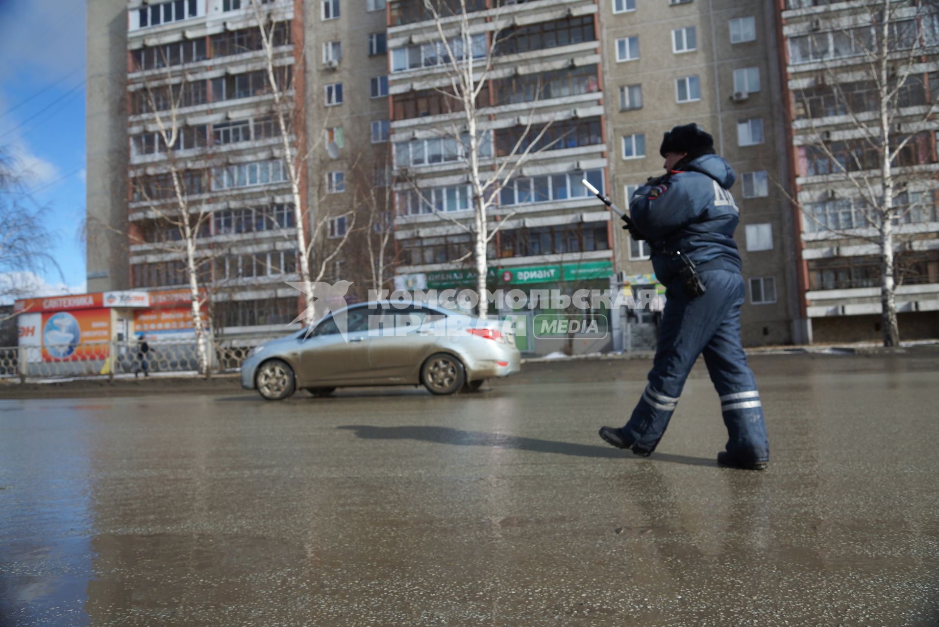 Сотрудник ДПС останавливает автомобиль, для проверки документов и наличия огнетушителя. Совметный рейд ГИБДД и МЧС по проверке наличия и исправности огнетушителей в автомобилях