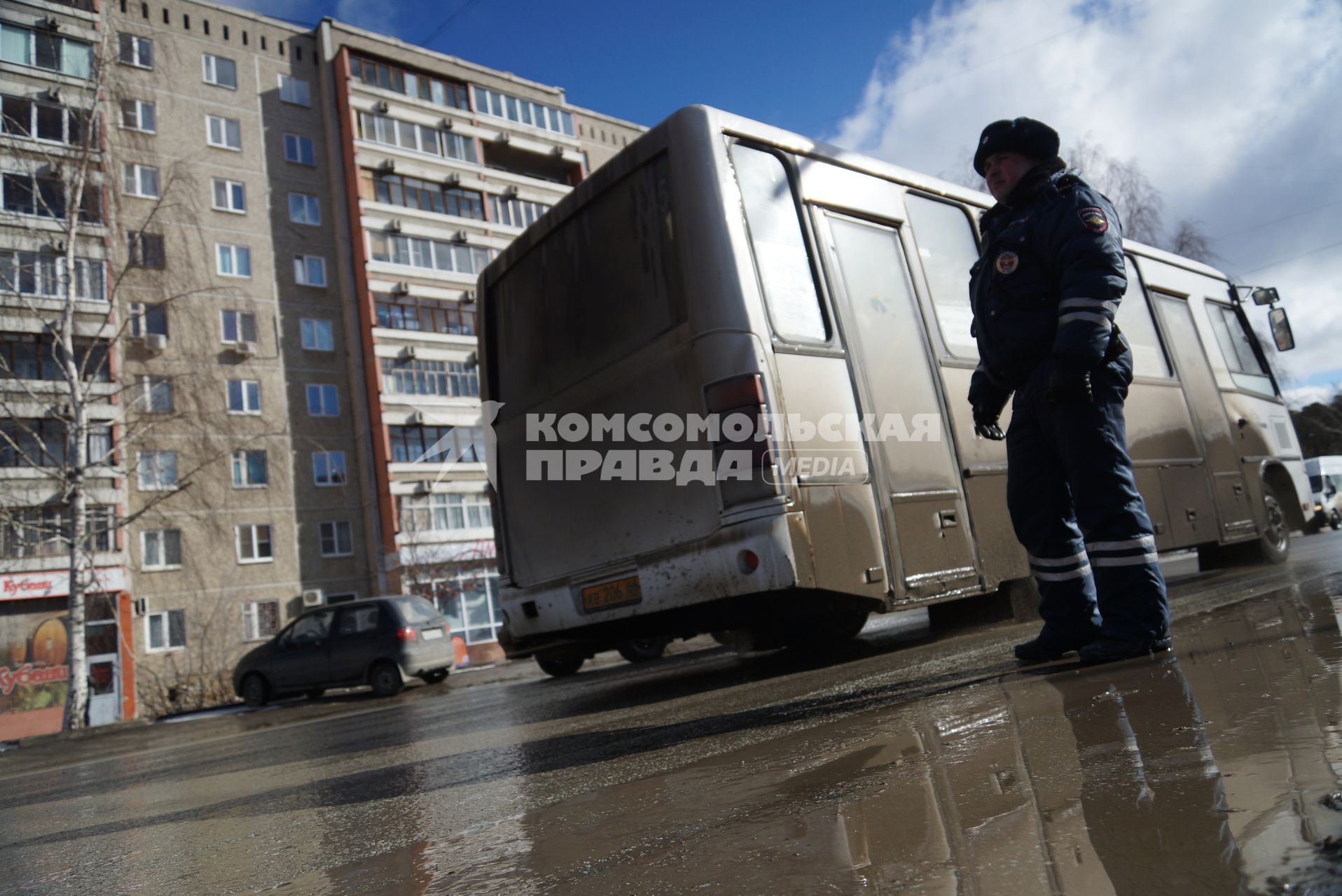 Сотрудник ДПС останавливает автомобильи, для проверки документов и наличия огнетушителя. Совметный рейд ГИБДД и МЧС по проверке наличия и исправности огнетушителей в автомобилях