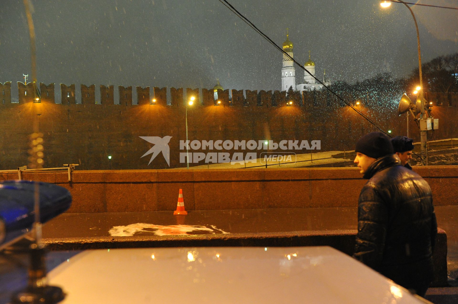 Место убийства политика Бориса Немцова, который был застрелен на Большом Москворецком мосту в ночь с 27-го на 28-е февраля 2015 г. в Москве.